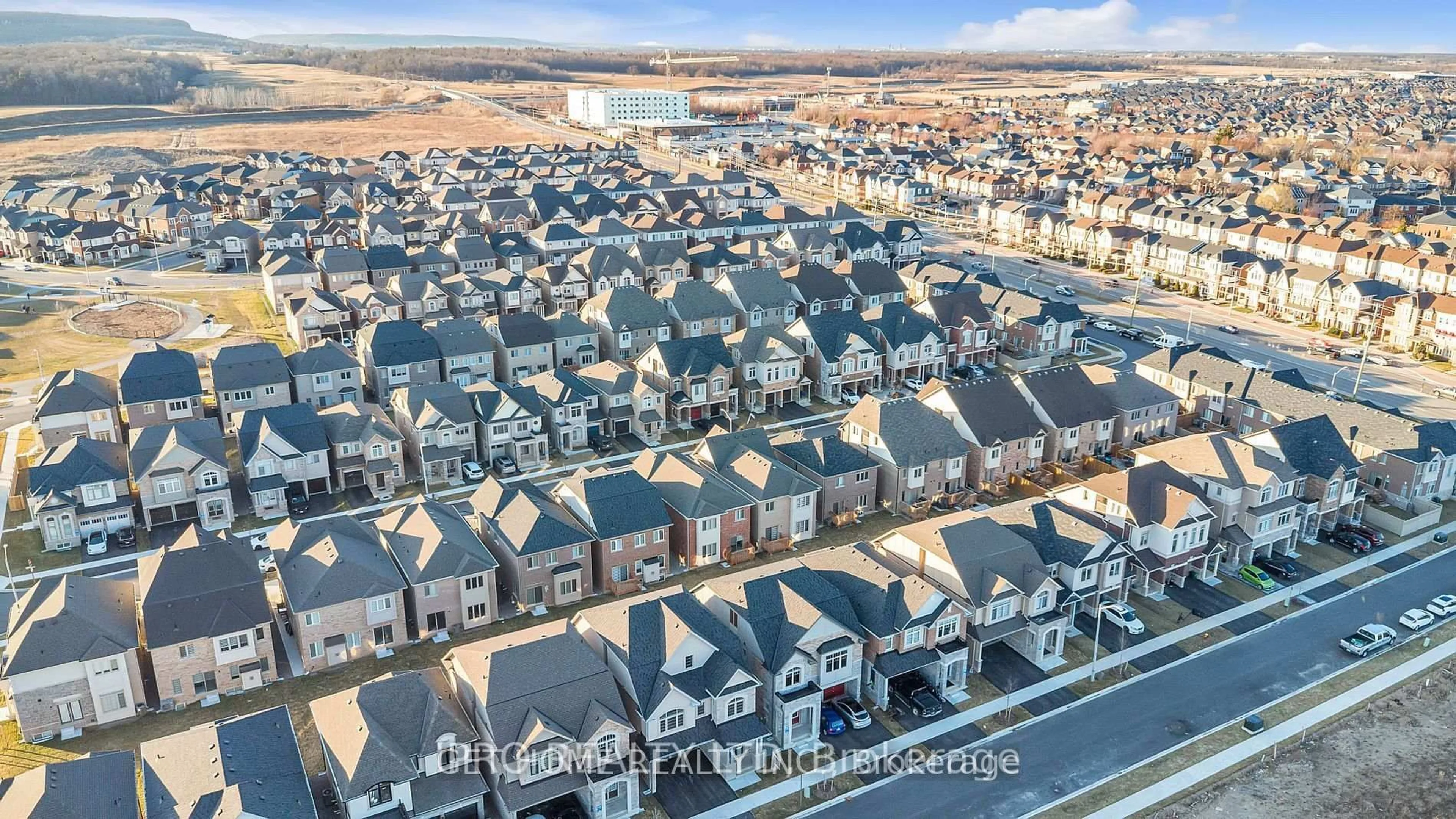 A pic from outside/outdoor area/front of a property/back of a property/a pic from drone, street for 3950 Koenig Rd, Burlington Ontario L7M 0Z8