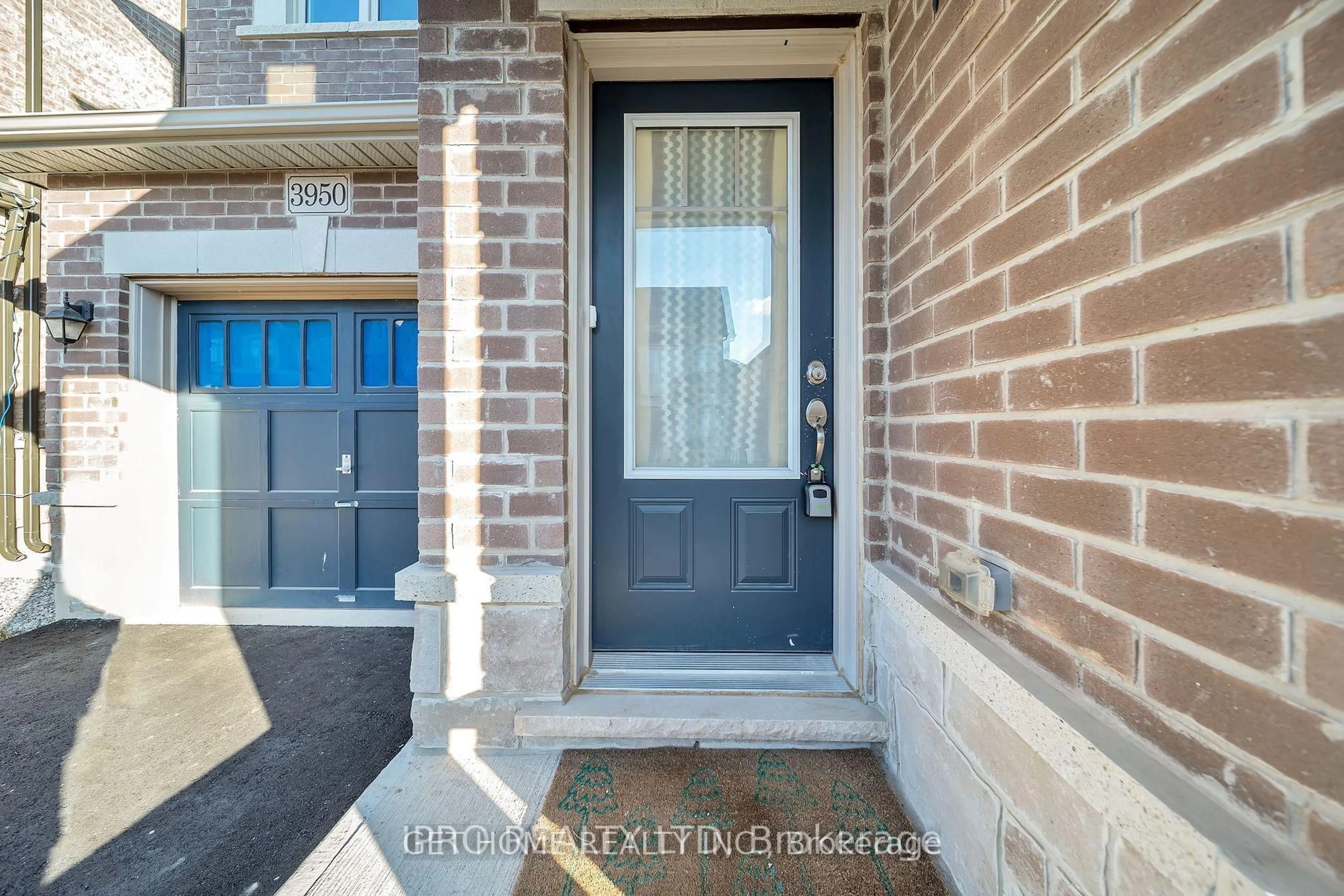 Indoor entryway for 3950 Koenig Rd, Burlington Ontario L7M 0Z8