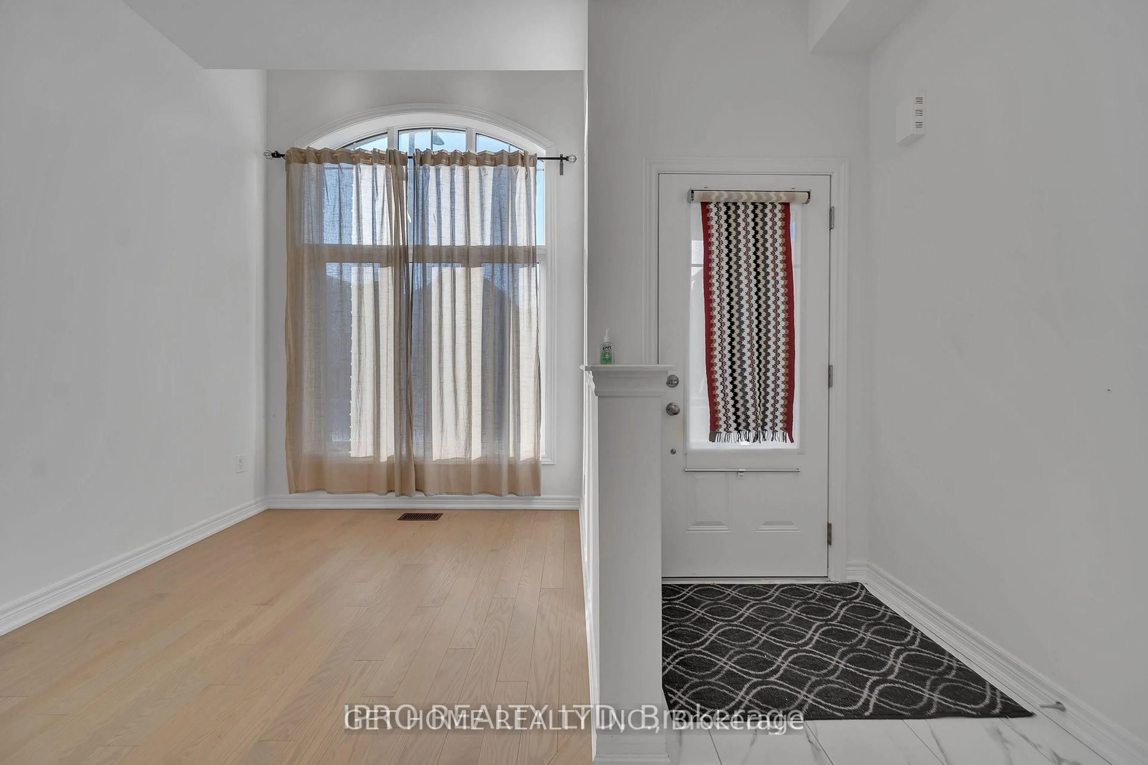 Indoor entryway for 3950 Koenig Rd, Burlington Ontario L7M 0Z8