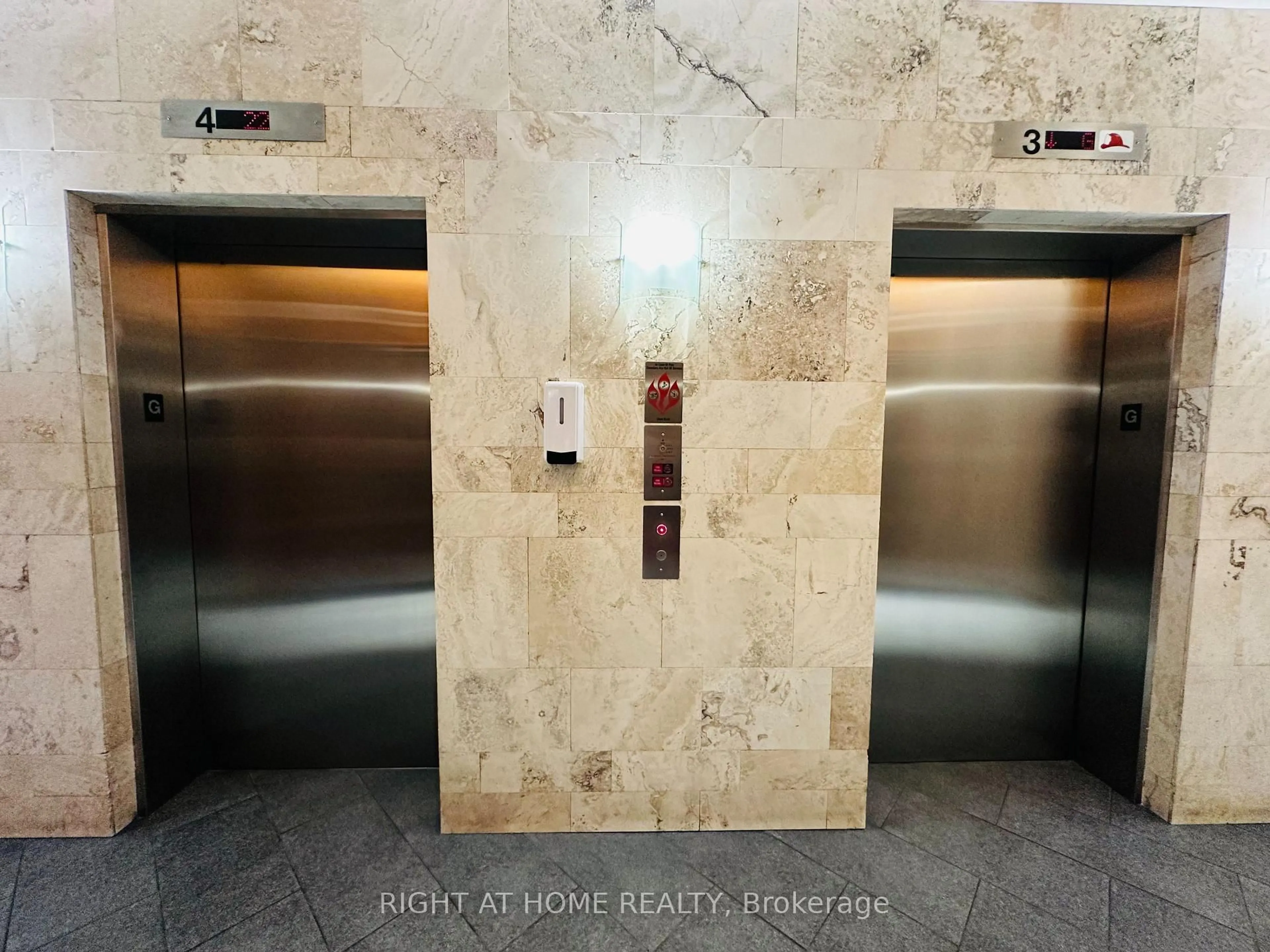 Indoor foyer for 4090 Living Arts Dr #2906, Mississauga Ontario L5B 4M8