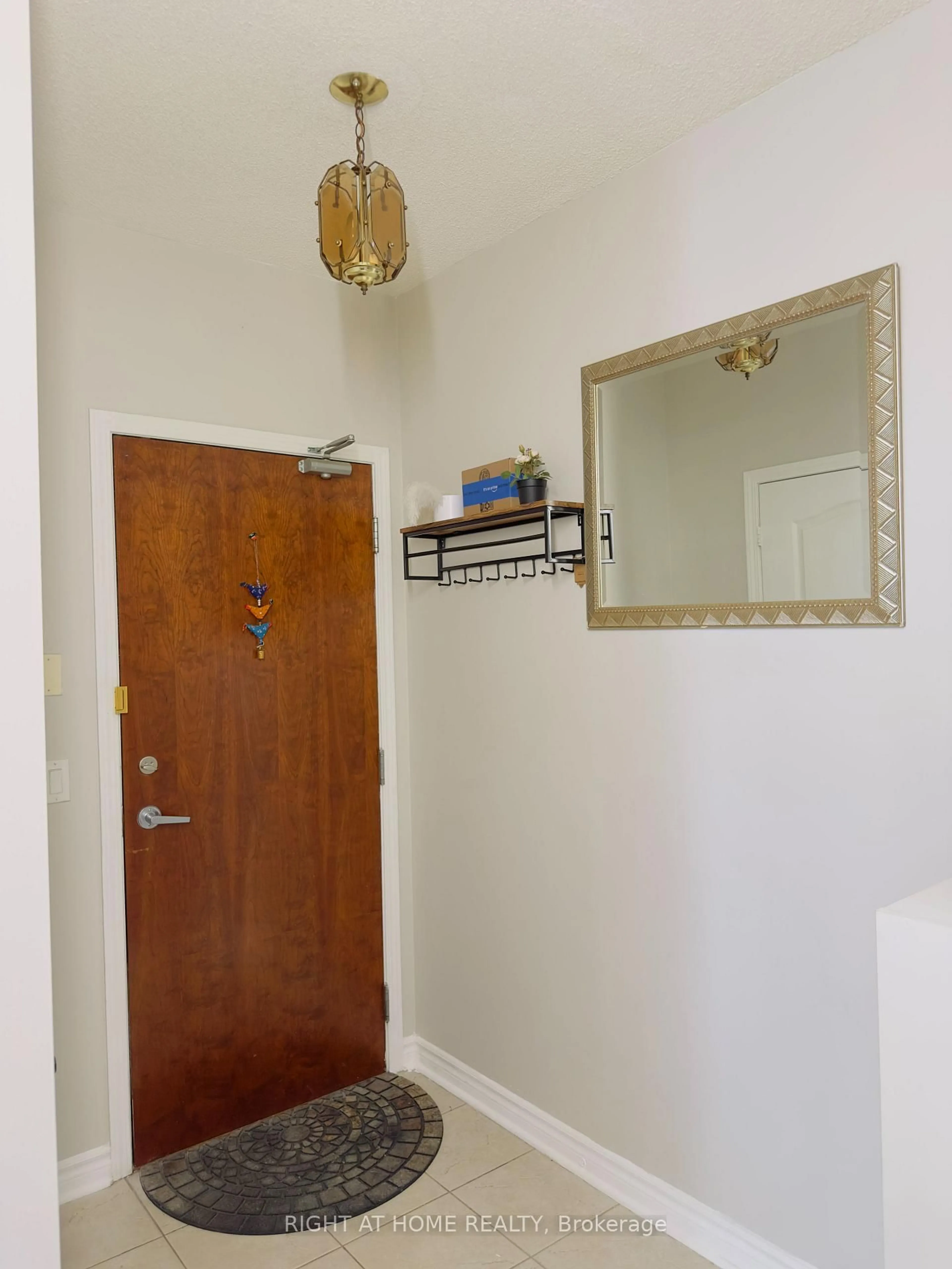 Indoor foyer for 4090 Living Arts Dr #2906, Mississauga Ontario L5B 4M8