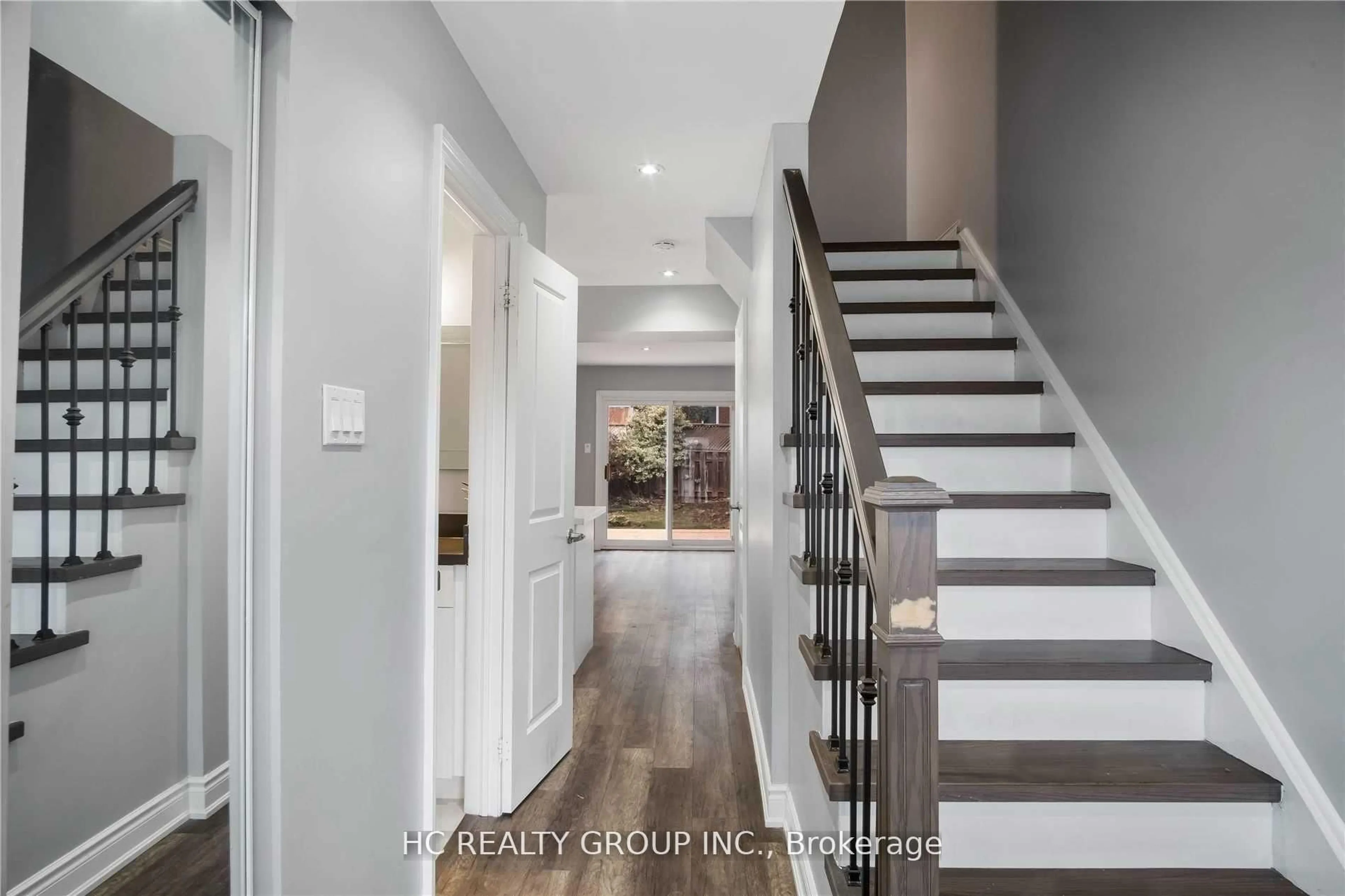 Indoor entryway for 78 Orsett St, Oakville Ontario L6H 2N9