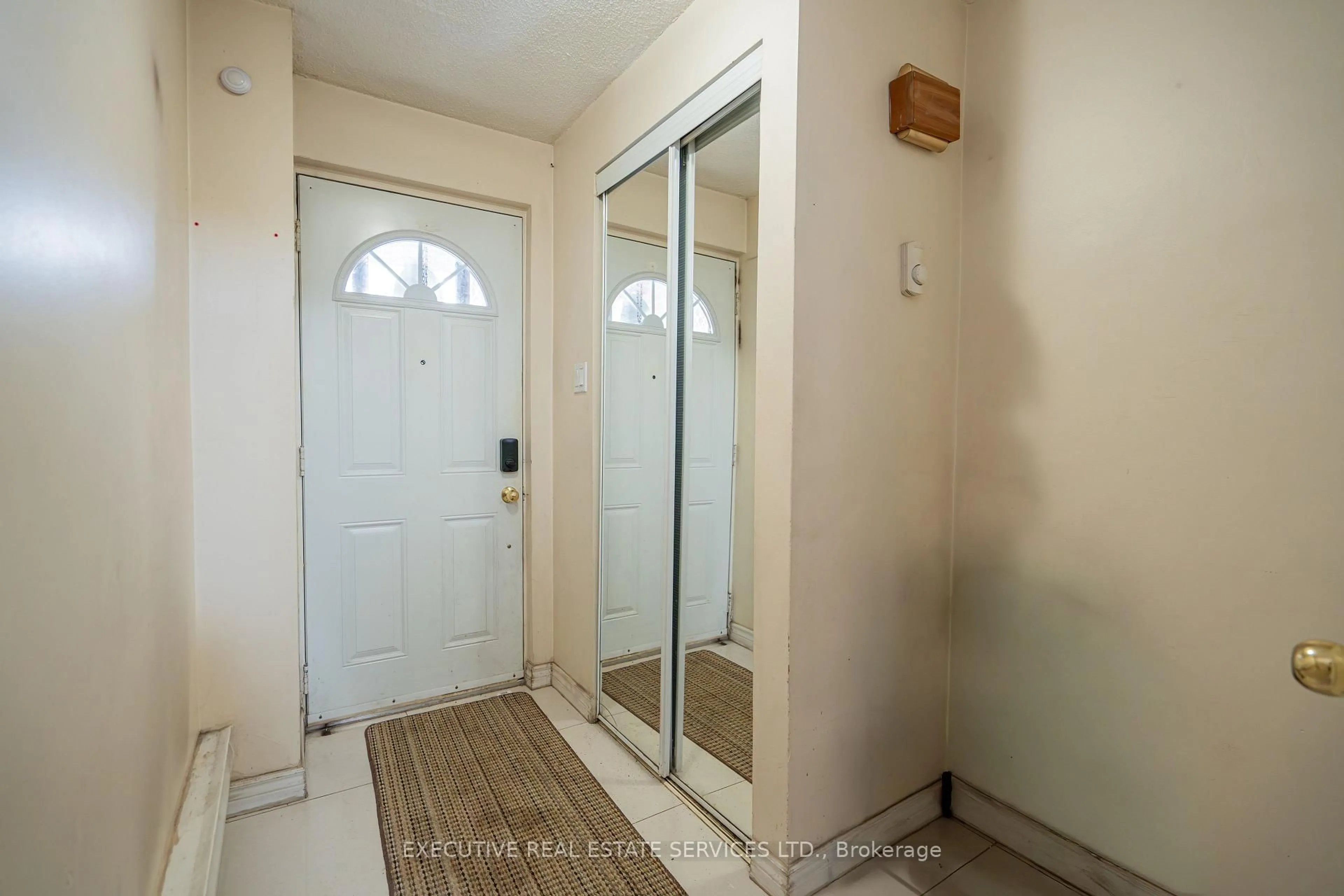 Indoor entryway for 25 Briar Path, Brampton Ontario L6T 2A2