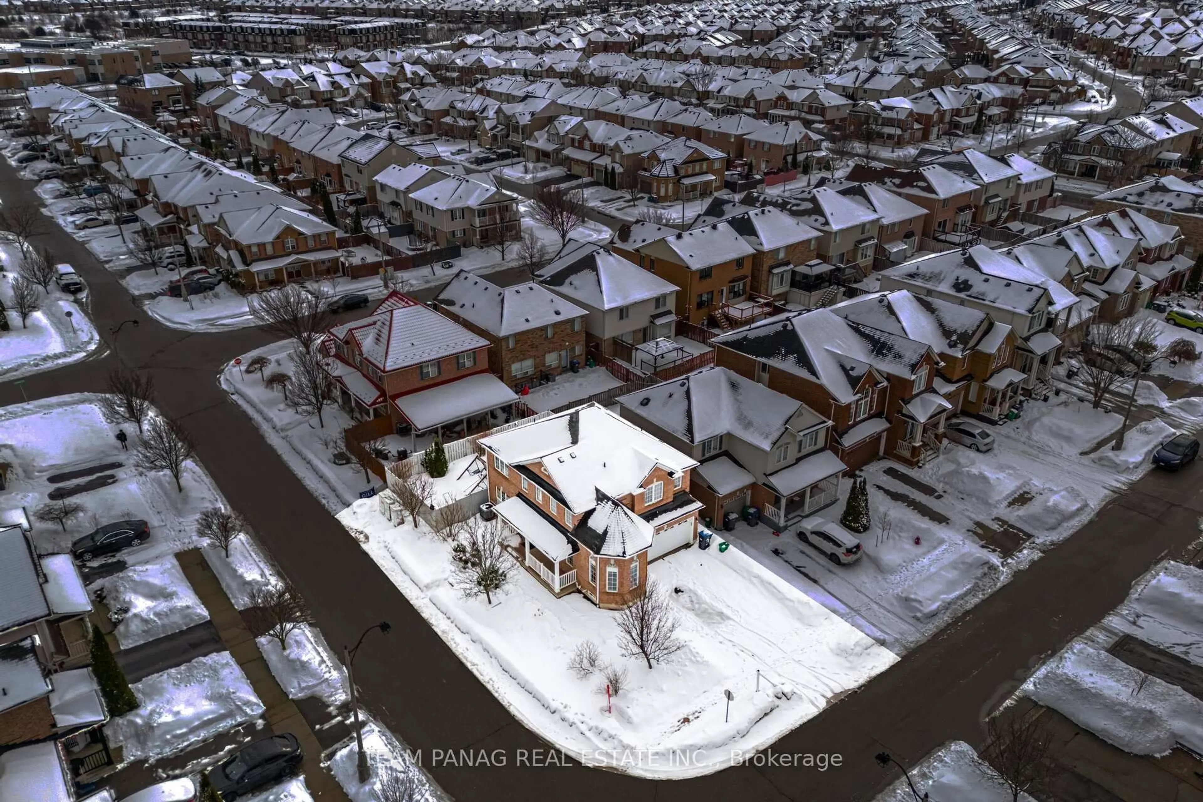 A pic from outside/outdoor area/front of a property/back of a property/a pic from drone, street for 3 Decker Hollow Circ, Brampton Ontario L6X 0L1