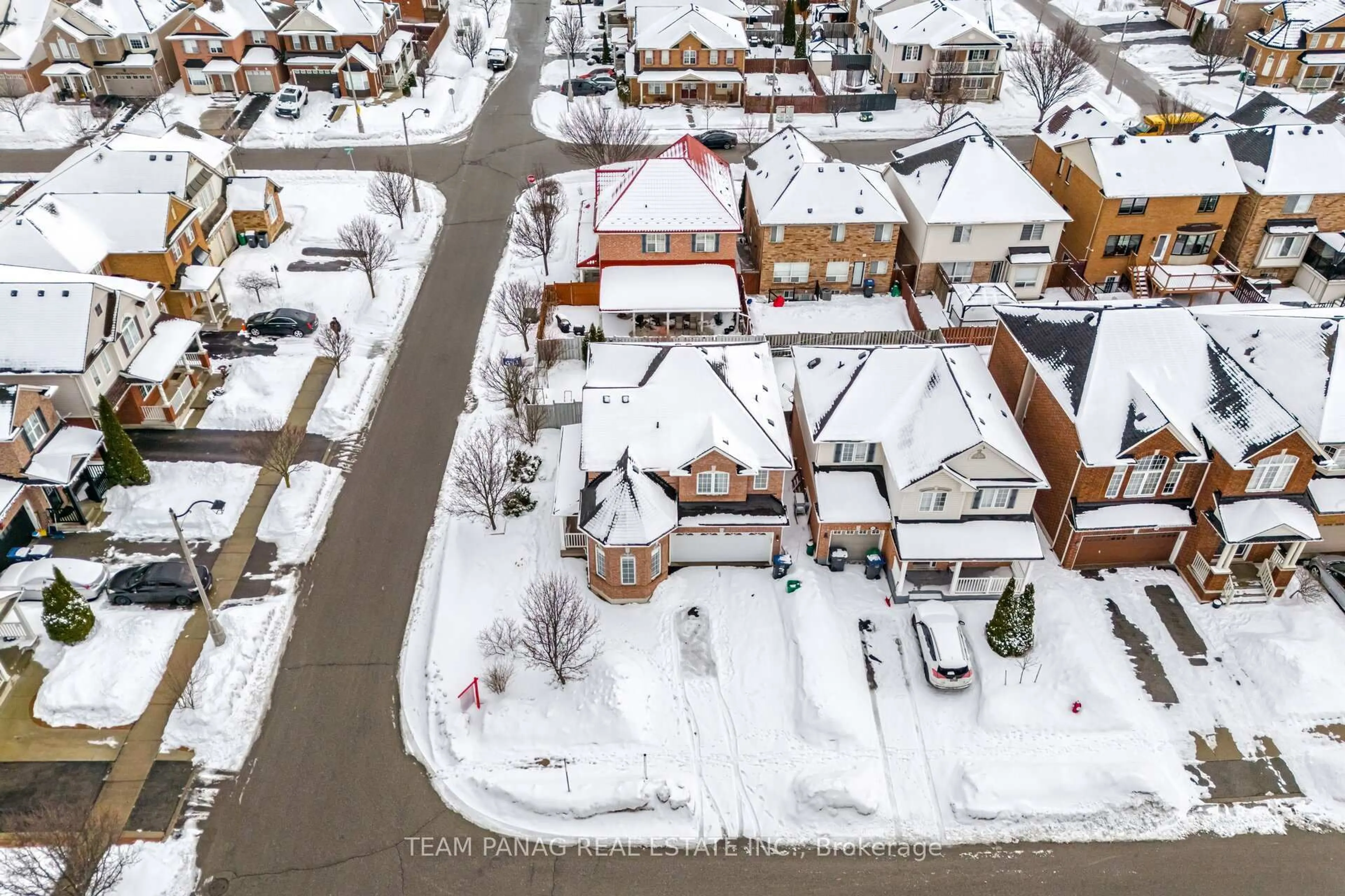 A pic from outside/outdoor area/front of a property/back of a property/a pic from drone, street for 3 Decker Hollow Circ, Brampton Ontario L6X 0L1