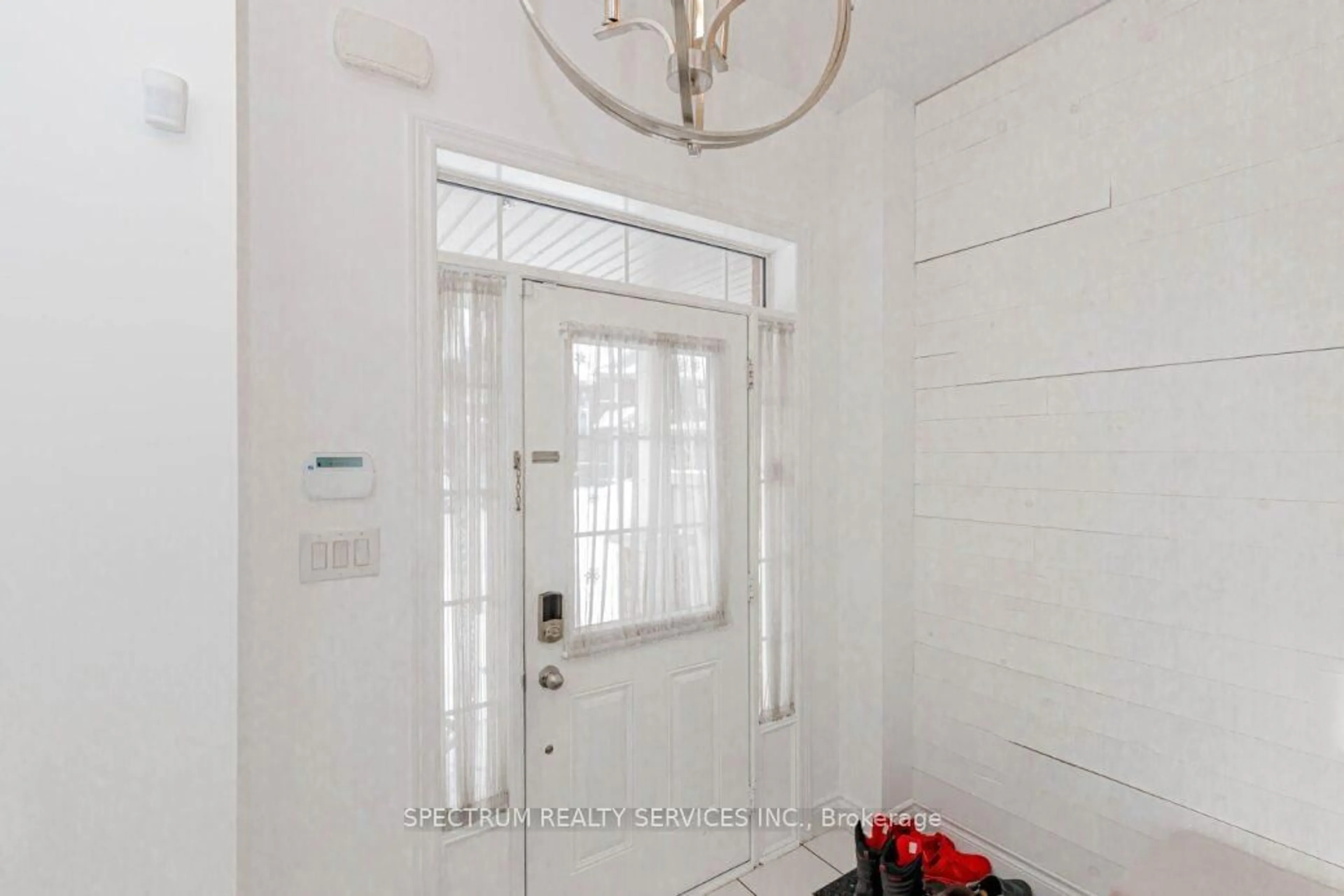 Indoor entryway for 97 Kempenfelt Tr, Brampton Ontario L7A 0A7