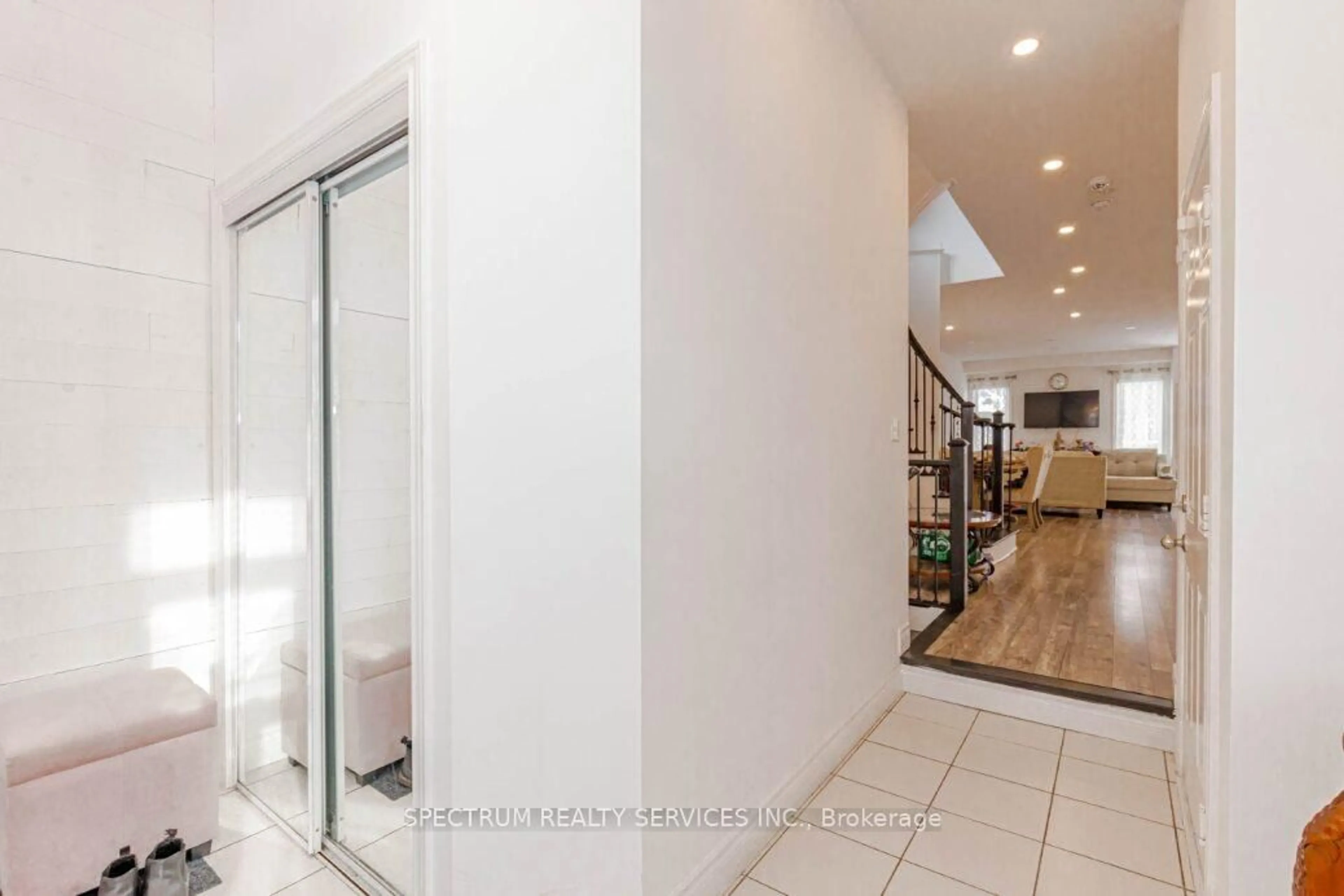 Indoor foyer for 97 Kempenfelt Tr, Brampton Ontario L7A 0A7