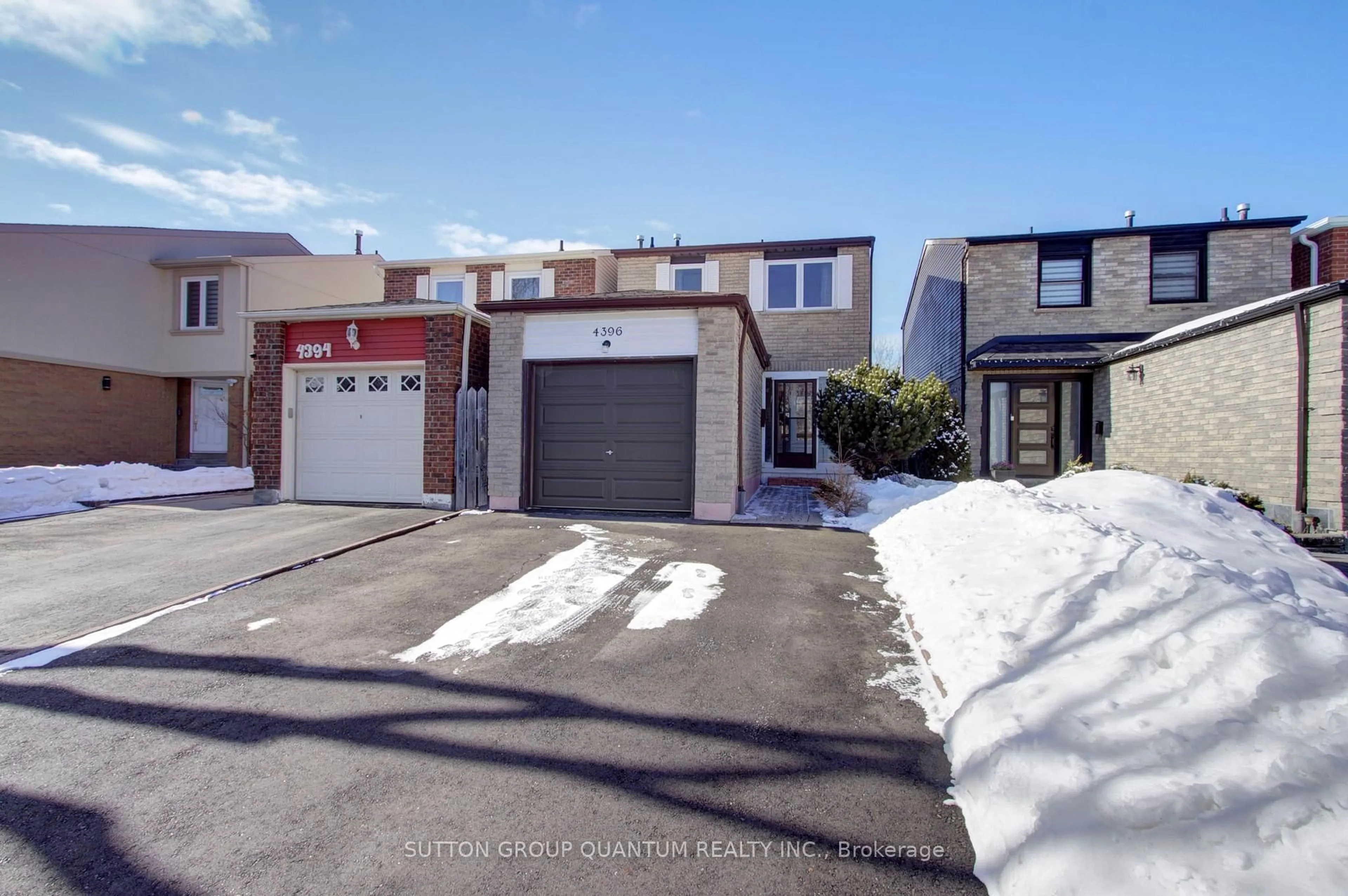 A pic from outside/outdoor area/front of a property/back of a property/a pic from drone, street for 4396 Lee Dr, Mississauga Ontario L4W 4A8