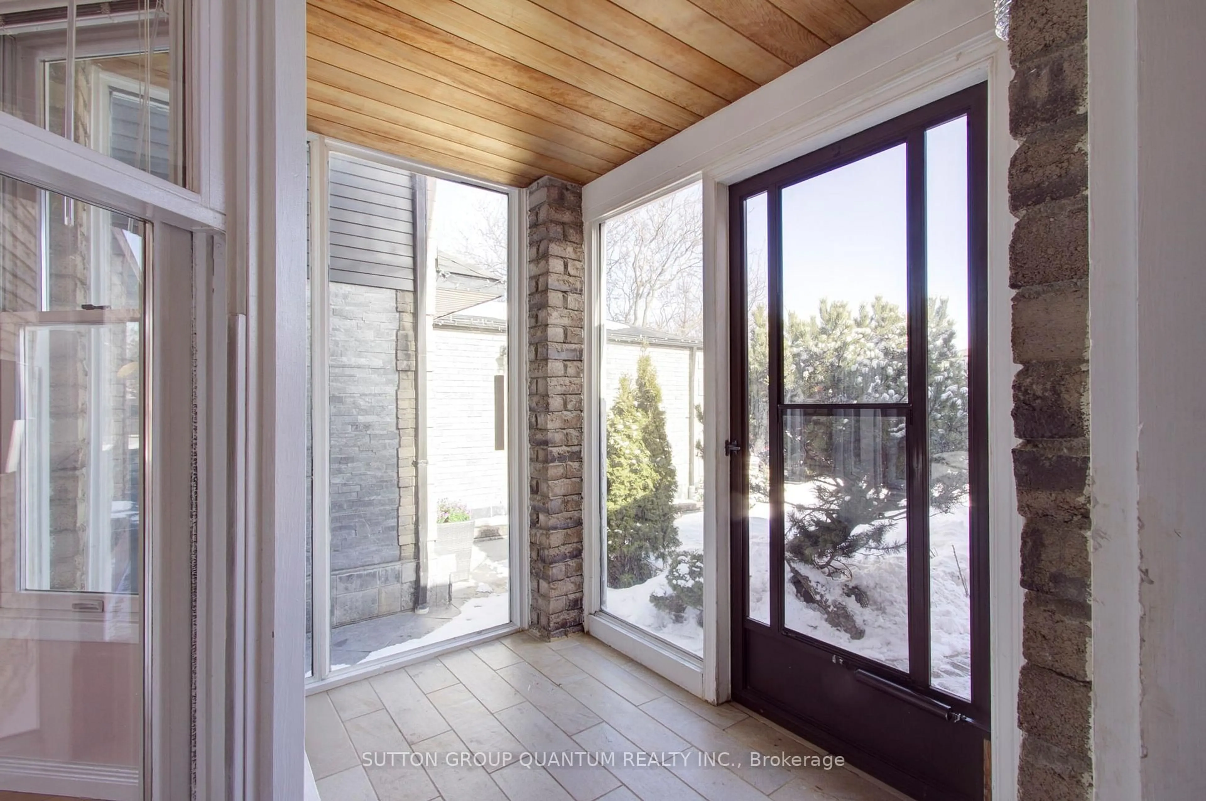 Indoor entryway for 4396 Lee Dr, Mississauga Ontario L4W 4A8