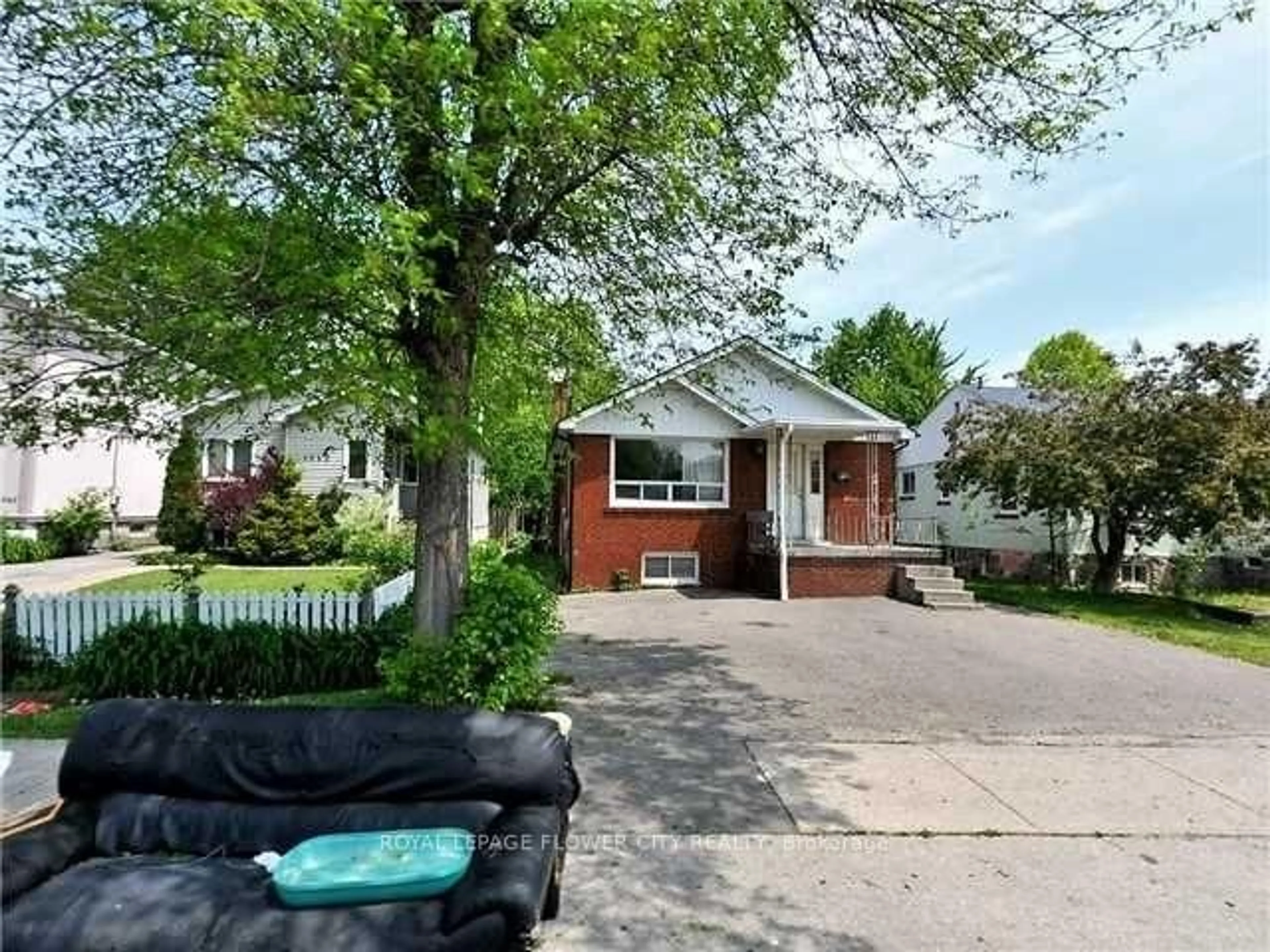A pic from outside/outdoor area/front of a property/back of a property/a pic from drone, street for 1041 Cawthra Rd, Mississauga Ontario L5G 4K4