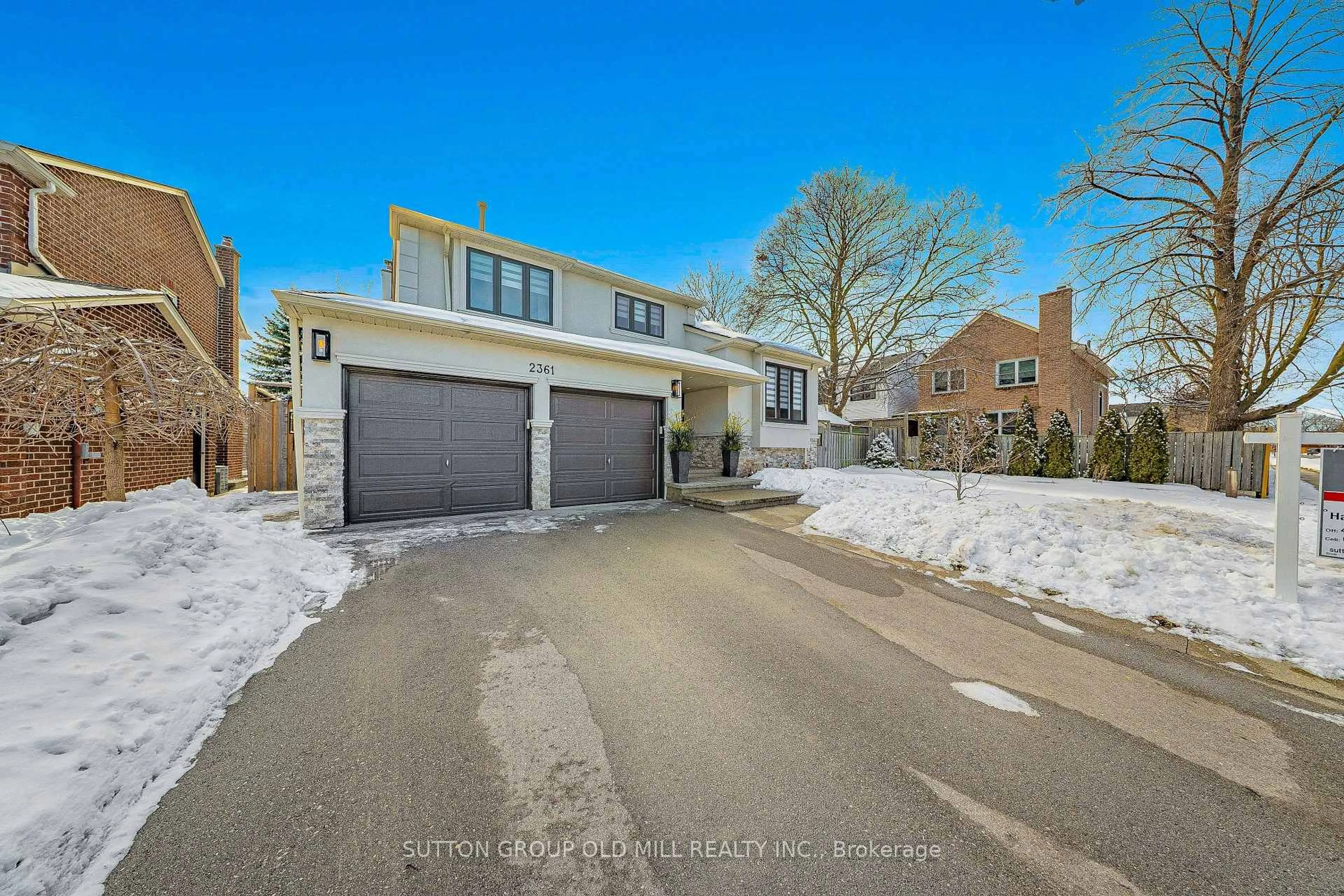 A pic from outside/outdoor area/front of a property/back of a property/a pic from drone, street for 2361 Folkway Dr, Mississauga Ontario L5L 3C6