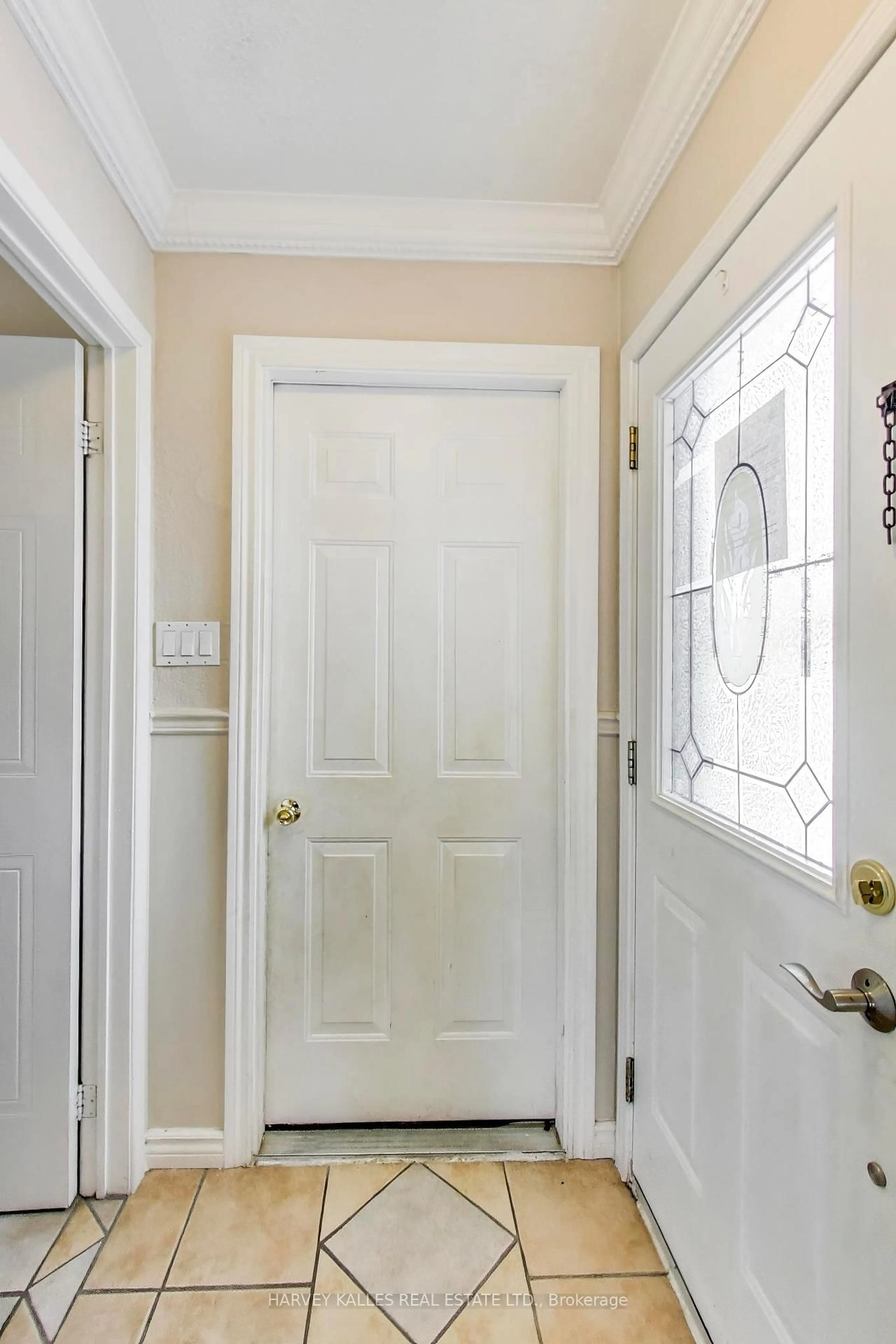 Indoor entryway for 318 Hansen Blvd, Orangeville Ontario L9W 4M2