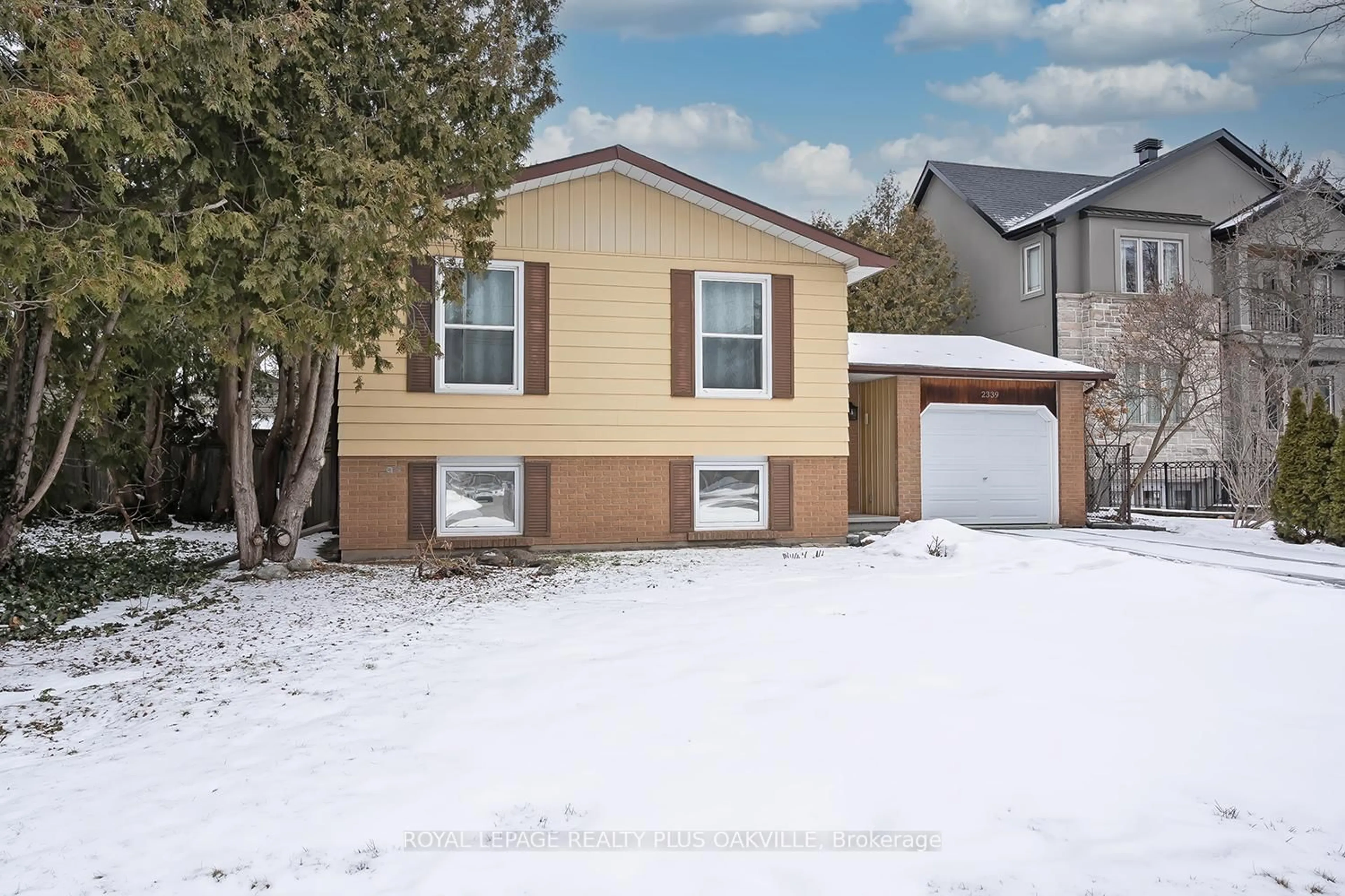 Home with vinyl exterior material, street for 2339 Hixon St, Oakville Ontario L6L 1T7