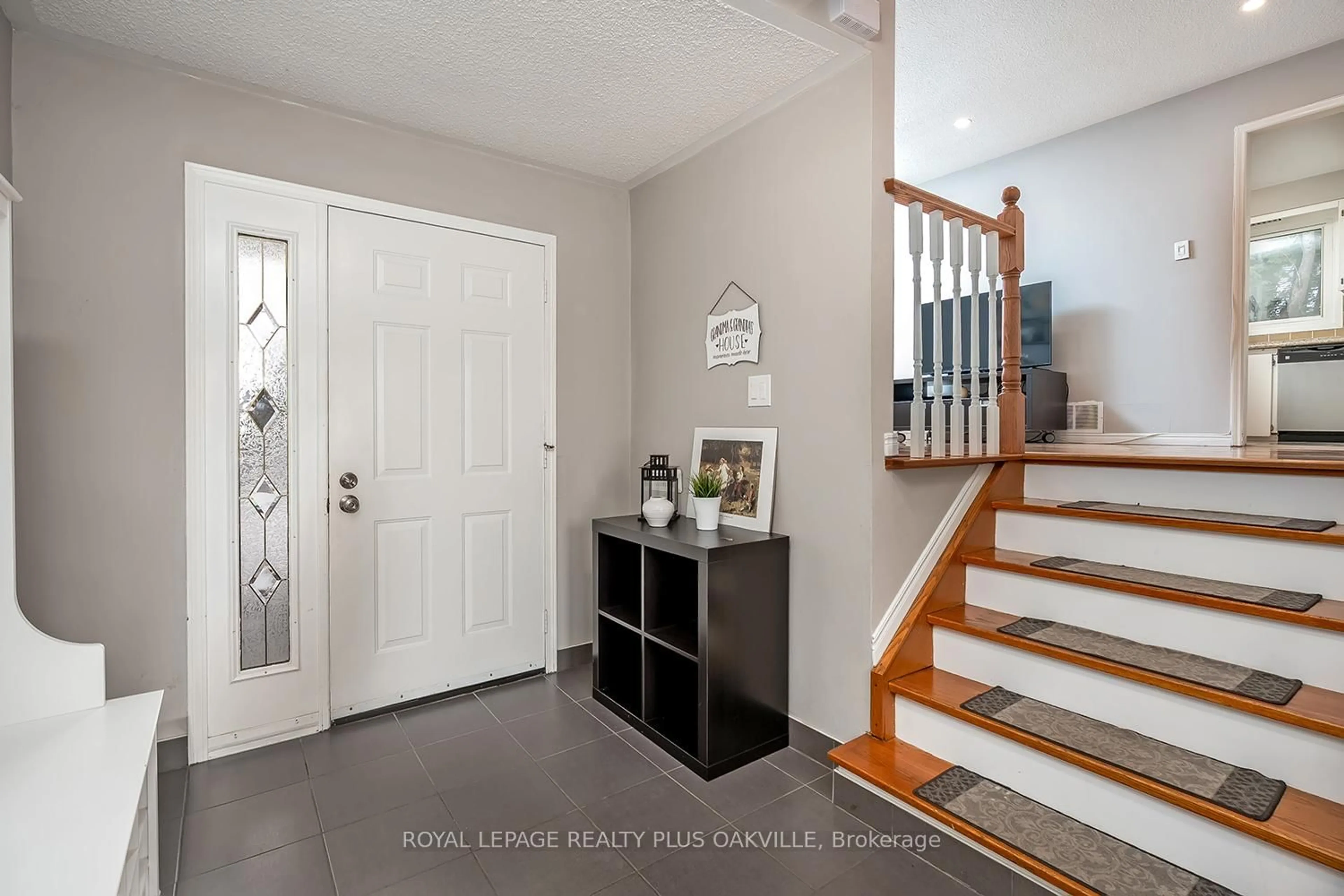 Indoor entryway for 2339 Hixon St, Oakville Ontario L6L 1T7