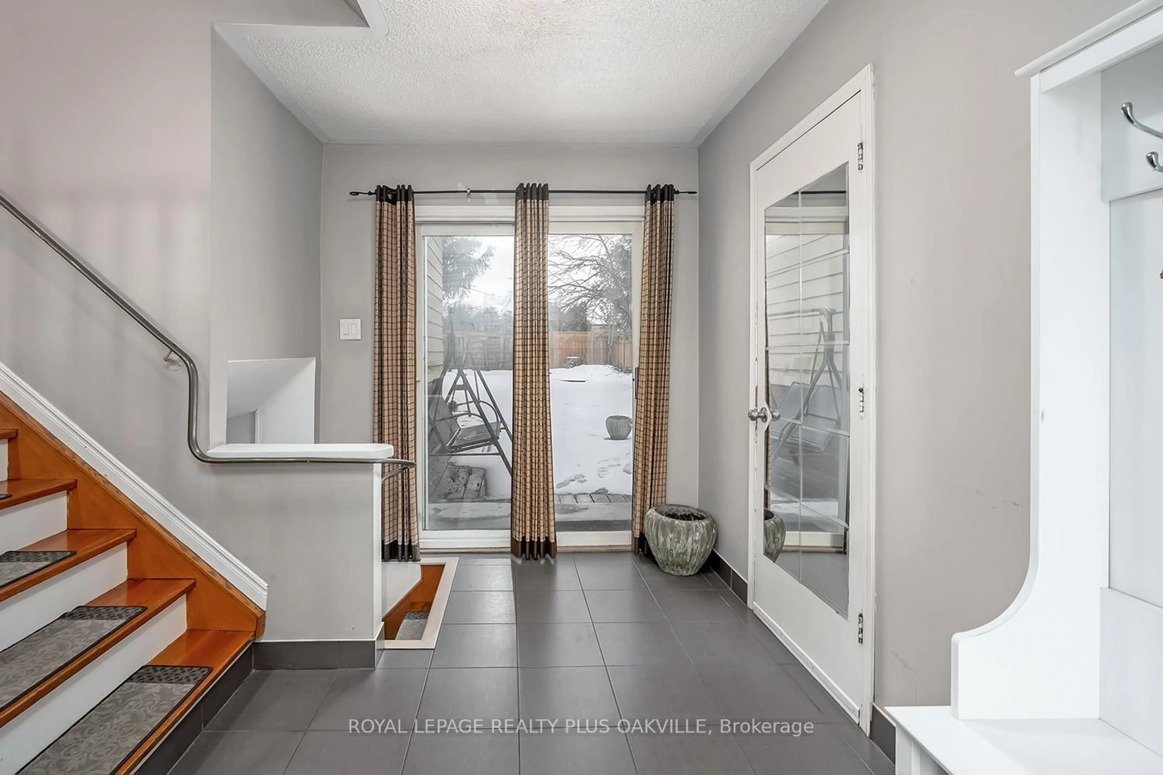 Indoor entryway for 2339 Hixon St, Oakville Ontario L6L 1T7