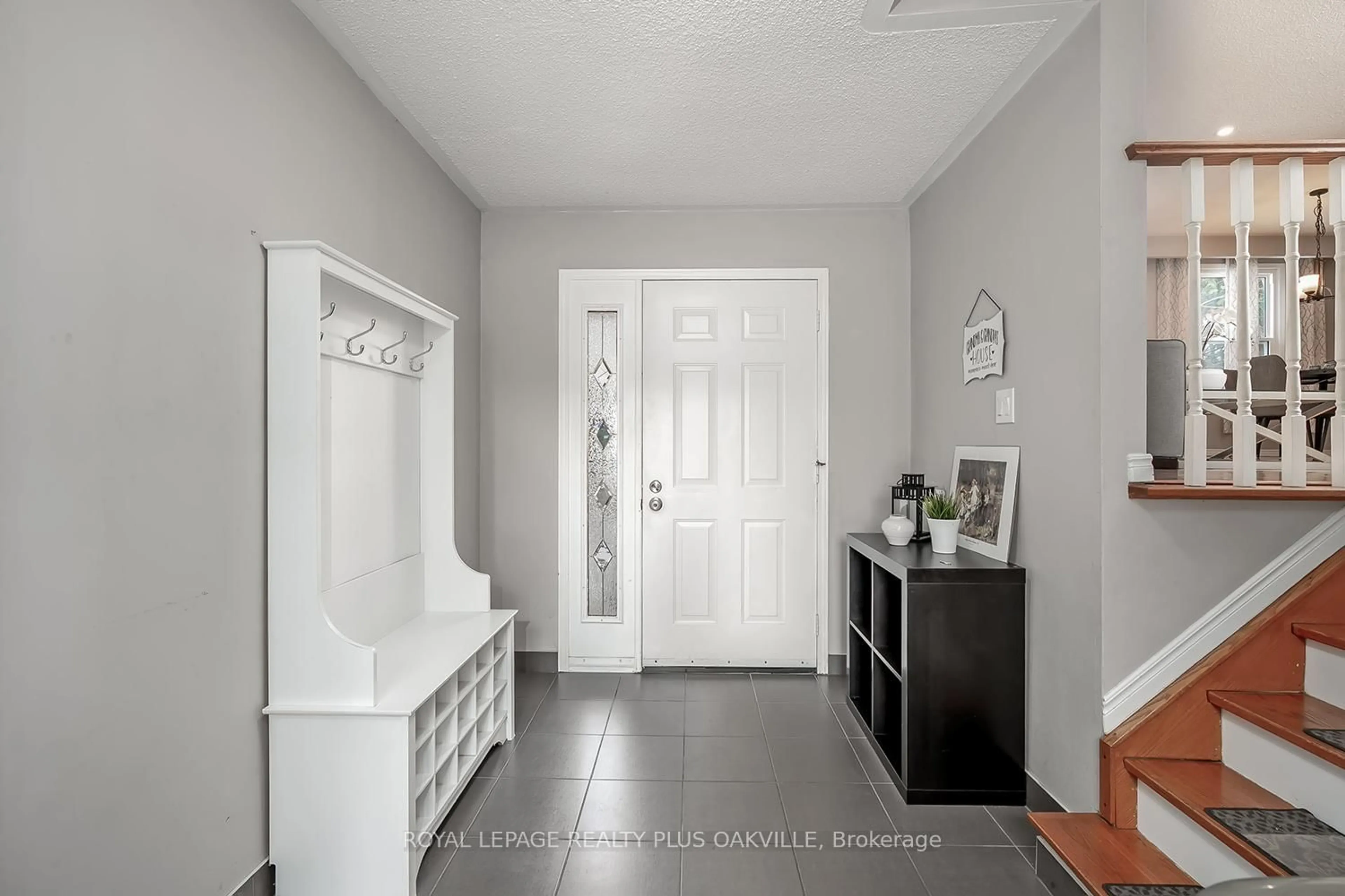 Indoor entryway for 2339 Hixon St, Oakville Ontario L6L 1T7