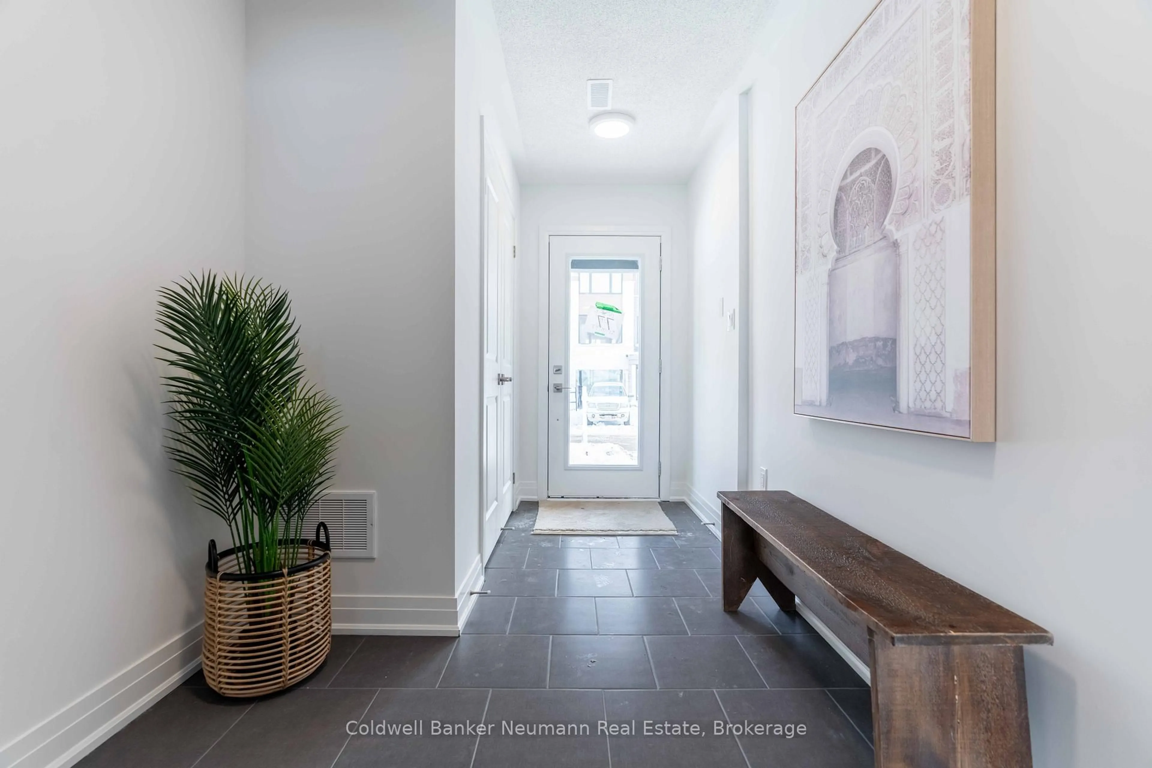 Indoor entryway for 11 Briar Crt, Halton Hills Ontario L7G 0P5