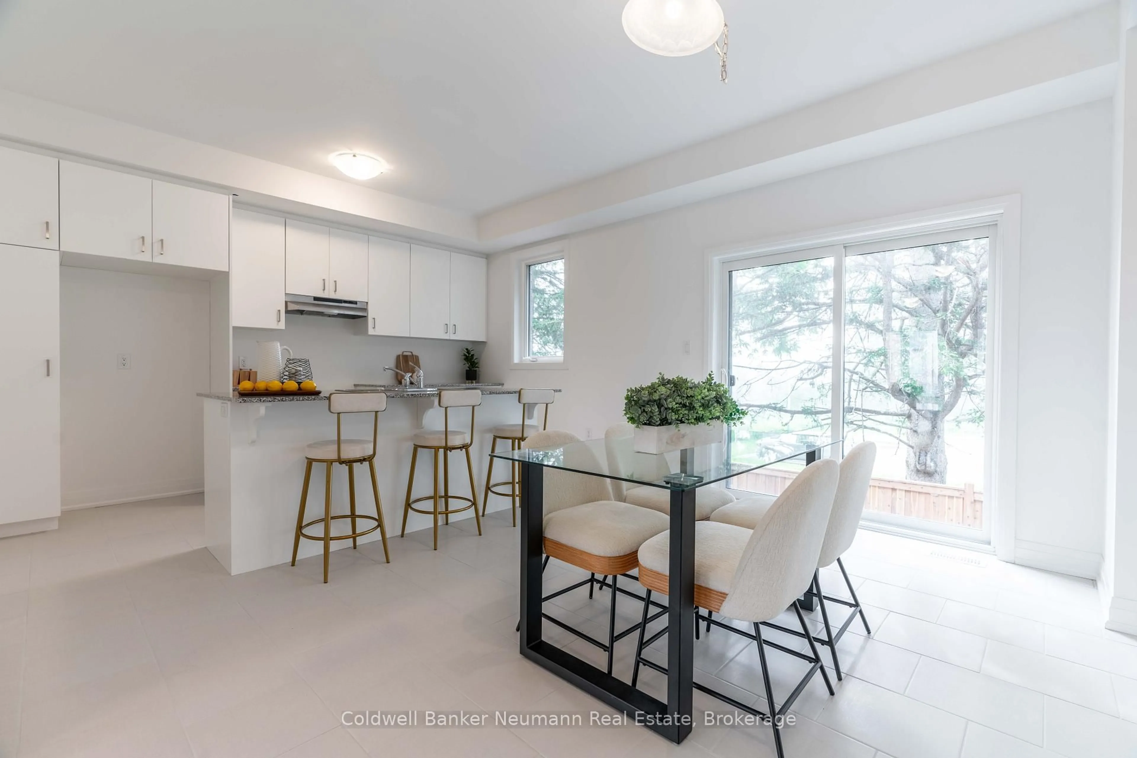 Open concept kitchen, ceramic/tile floor for 11 Briar Crt, Halton Hills Ontario L7G 0P5