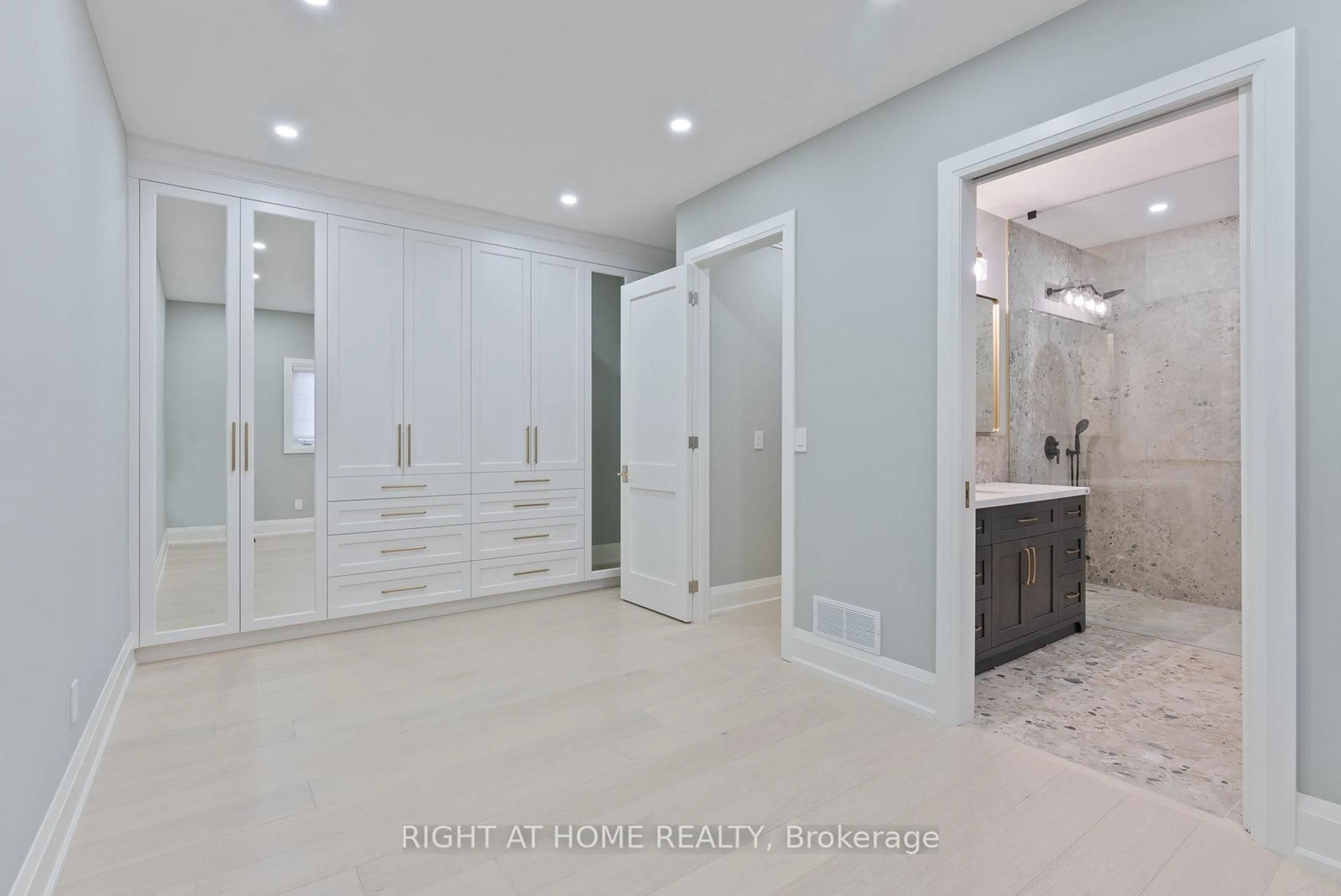 Contemporary bathroom, ceramic/tile floor for 10 RIVERWOOD Terr, Caledon Ontario L7E 1S1