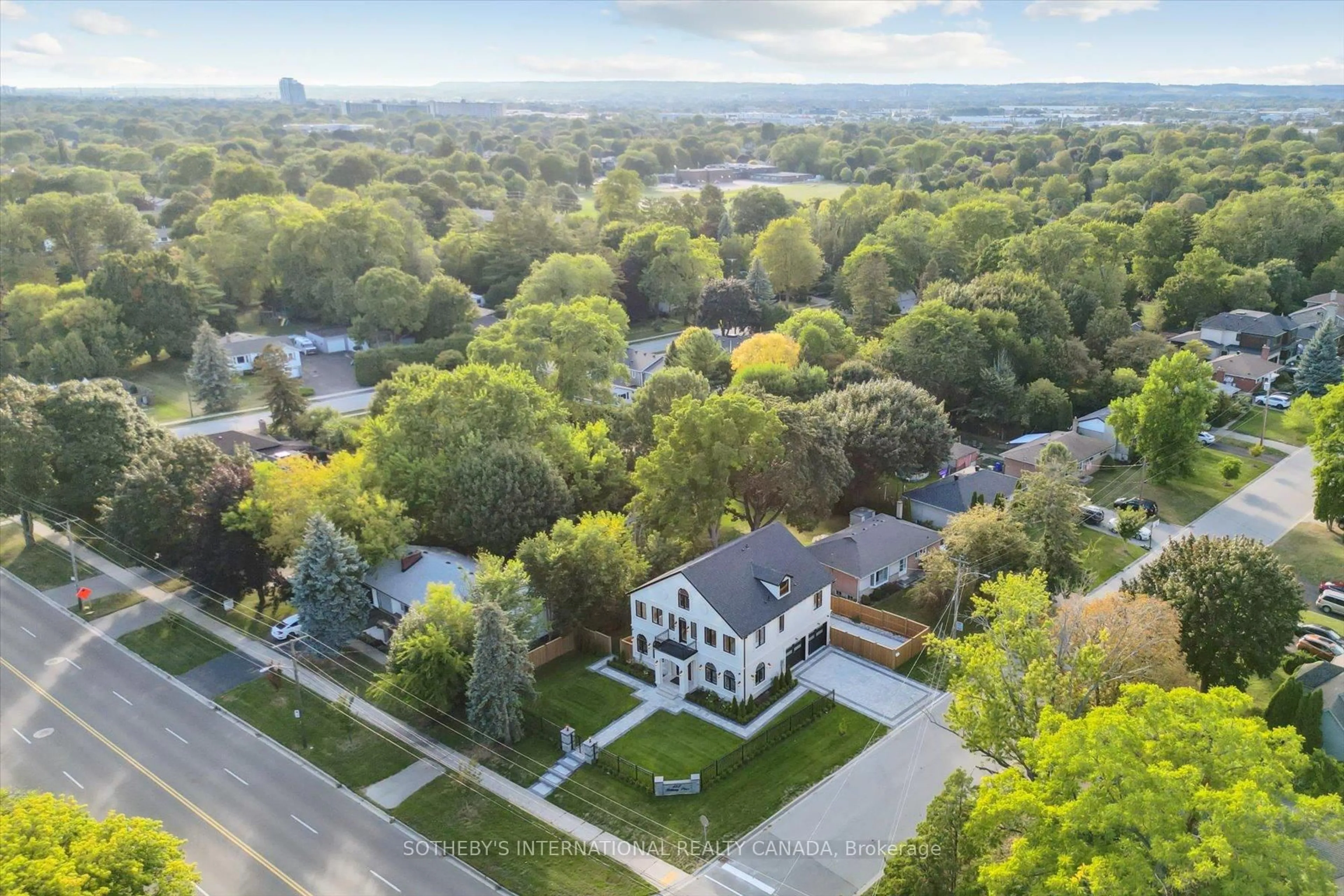 A pic from outside/outdoor area/front of a property/back of a property/a pic from drone, street for 452 Rothesay Pl, Burlington Ontario L7N 1N5