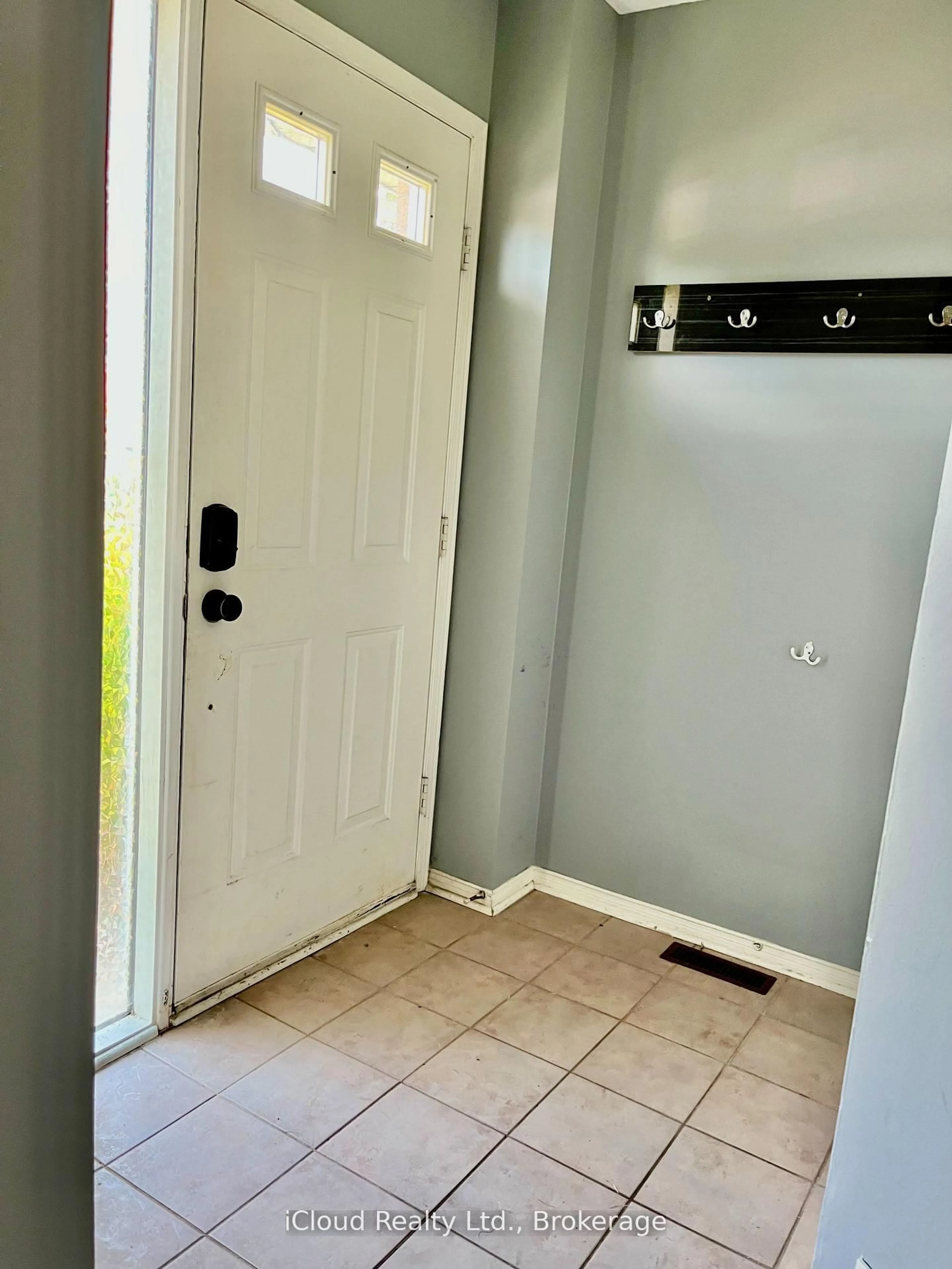 Indoor entryway for 40 Glenashton Dr, Oakville Ontario L6H 6G2
