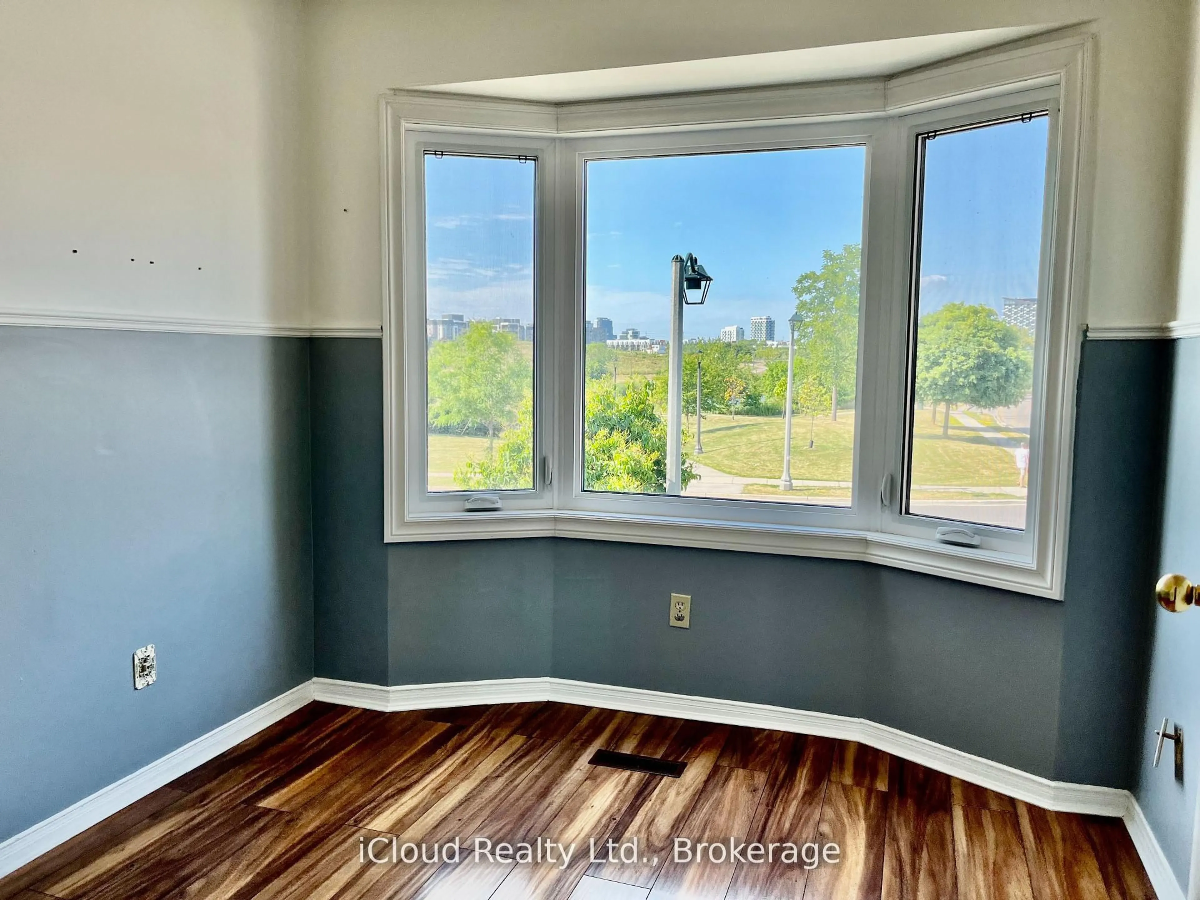 A pic of a room for 40 Glenashton Dr, Oakville Ontario L6H 6G2