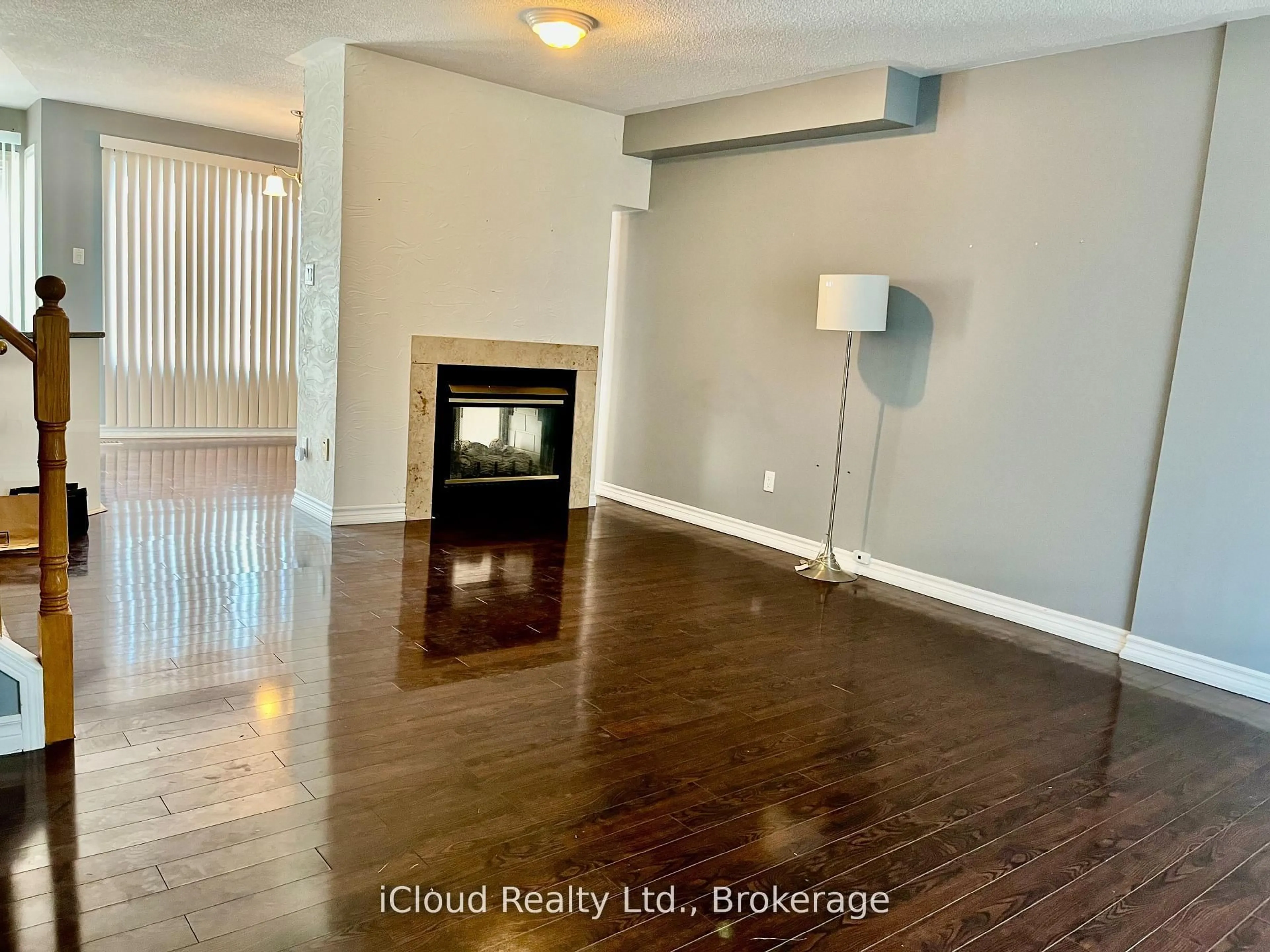 A pic of a room for 40 Glenashton Dr, Oakville Ontario L6H 6G2