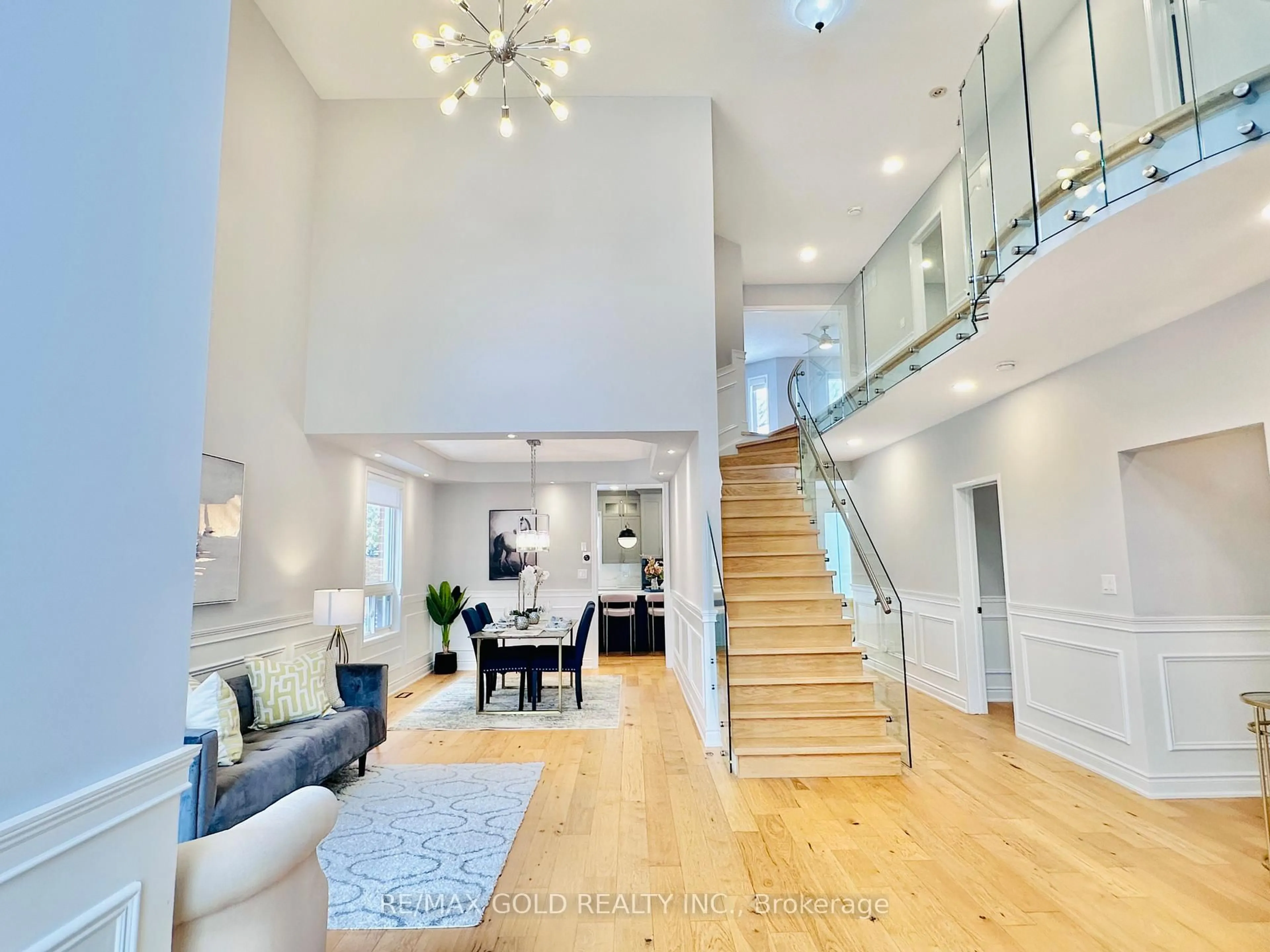 Indoor foyer for 2293 Woodcrest Dr, Oakville Ontario L6M 4C5