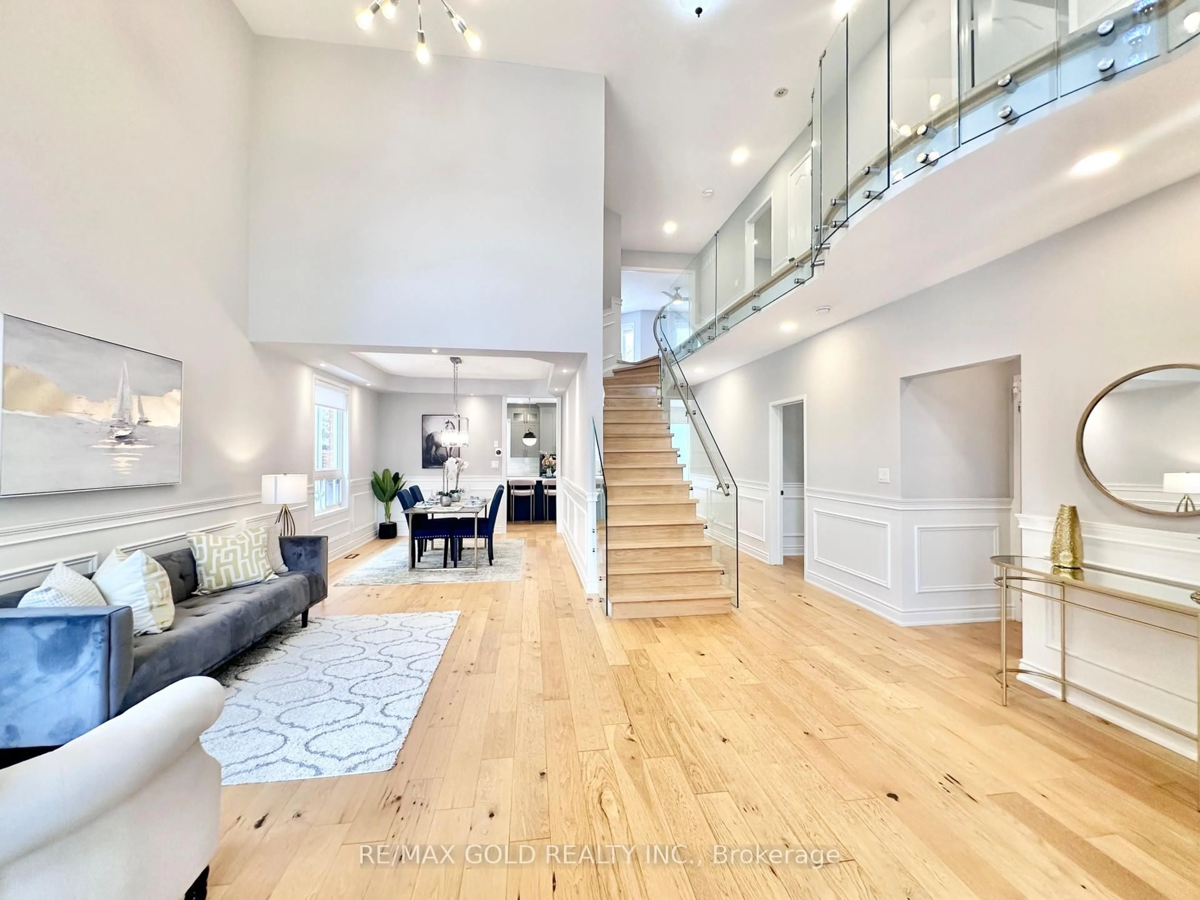 Indoor foyer for 2293 Woodcrest Dr, Oakville Ontario L6M 4C5