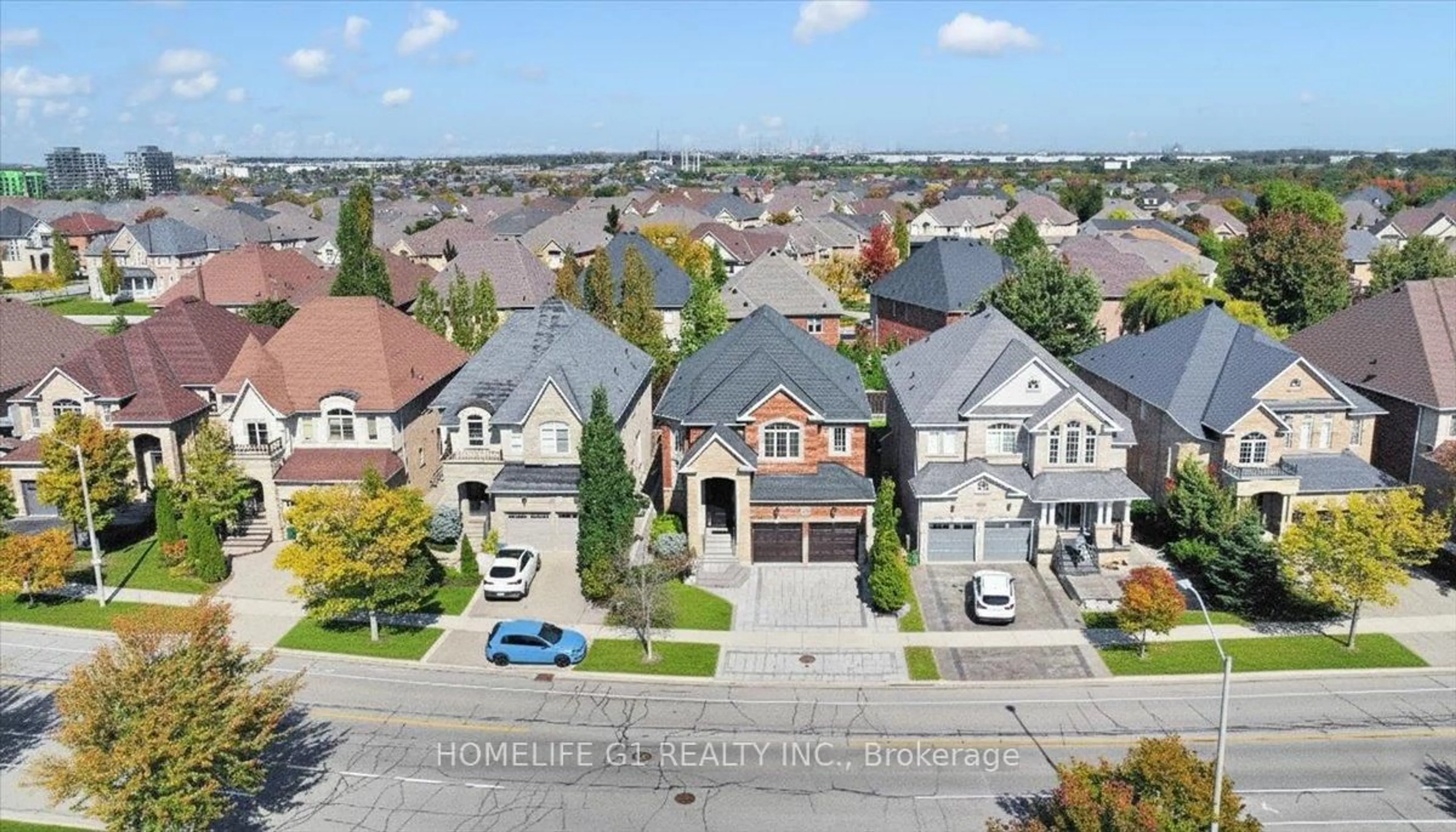 A pic from outside/outdoor area/front of a property/back of a property/a pic from drone, street for 2355 North Ridge Tr, Oakville Ontario L6H 0A8