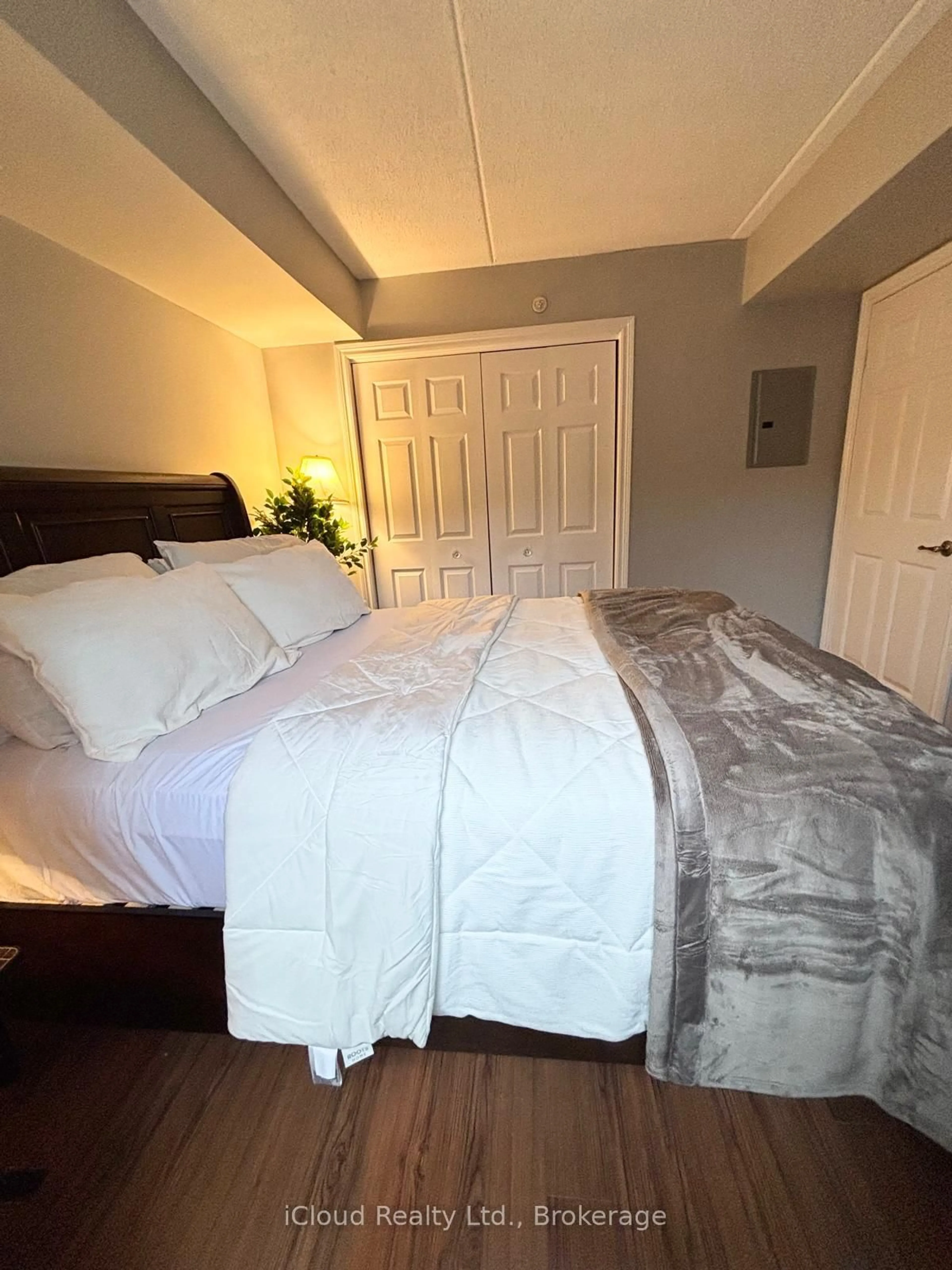 Bedroom with bed, unknown for 1470 Bishops Gate #104, Oakville Ontario L6M 4N2