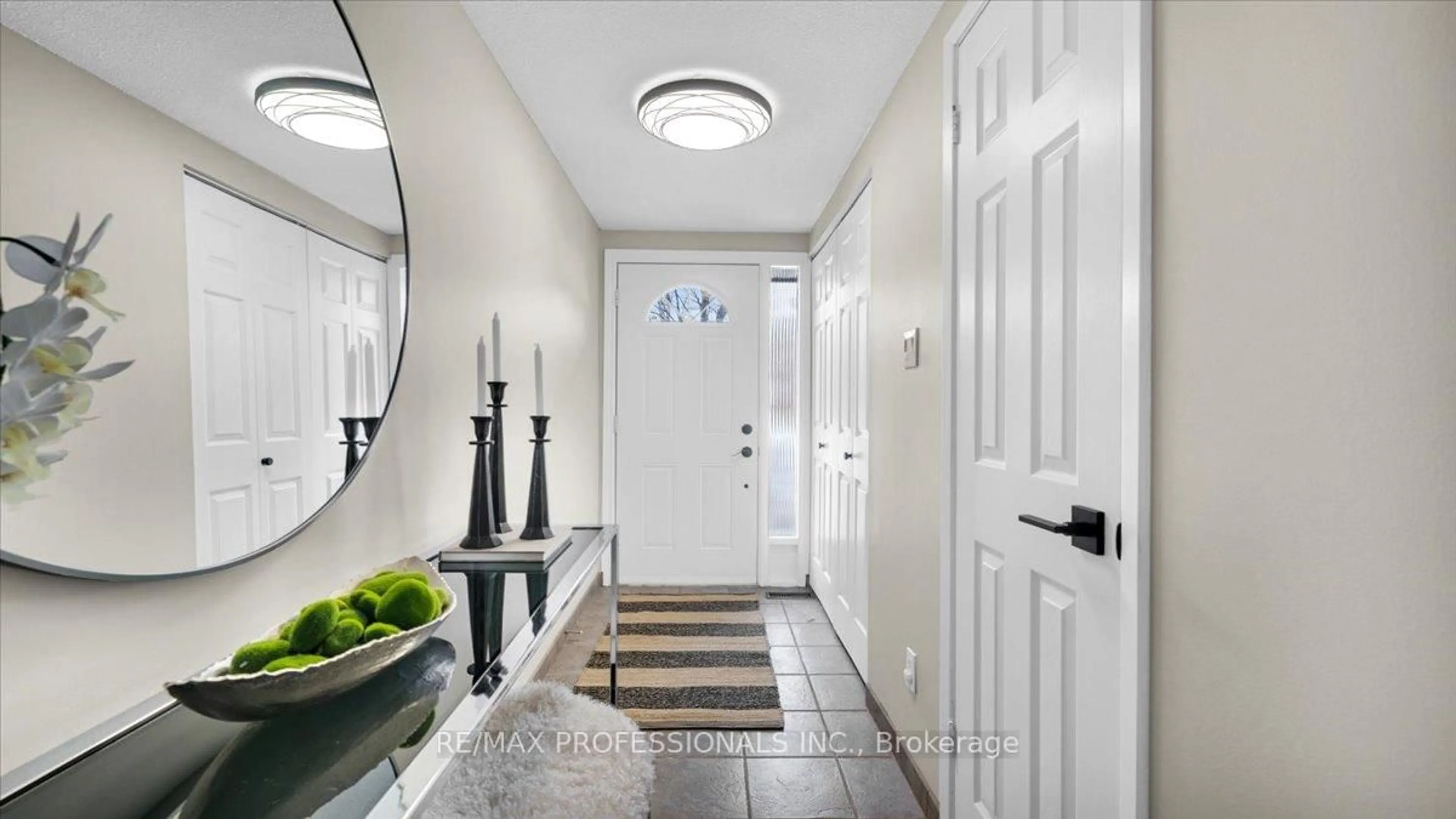 Indoor entryway for 1755 Rathburn Rd #14, Mississauga Ontario L4W 2M8