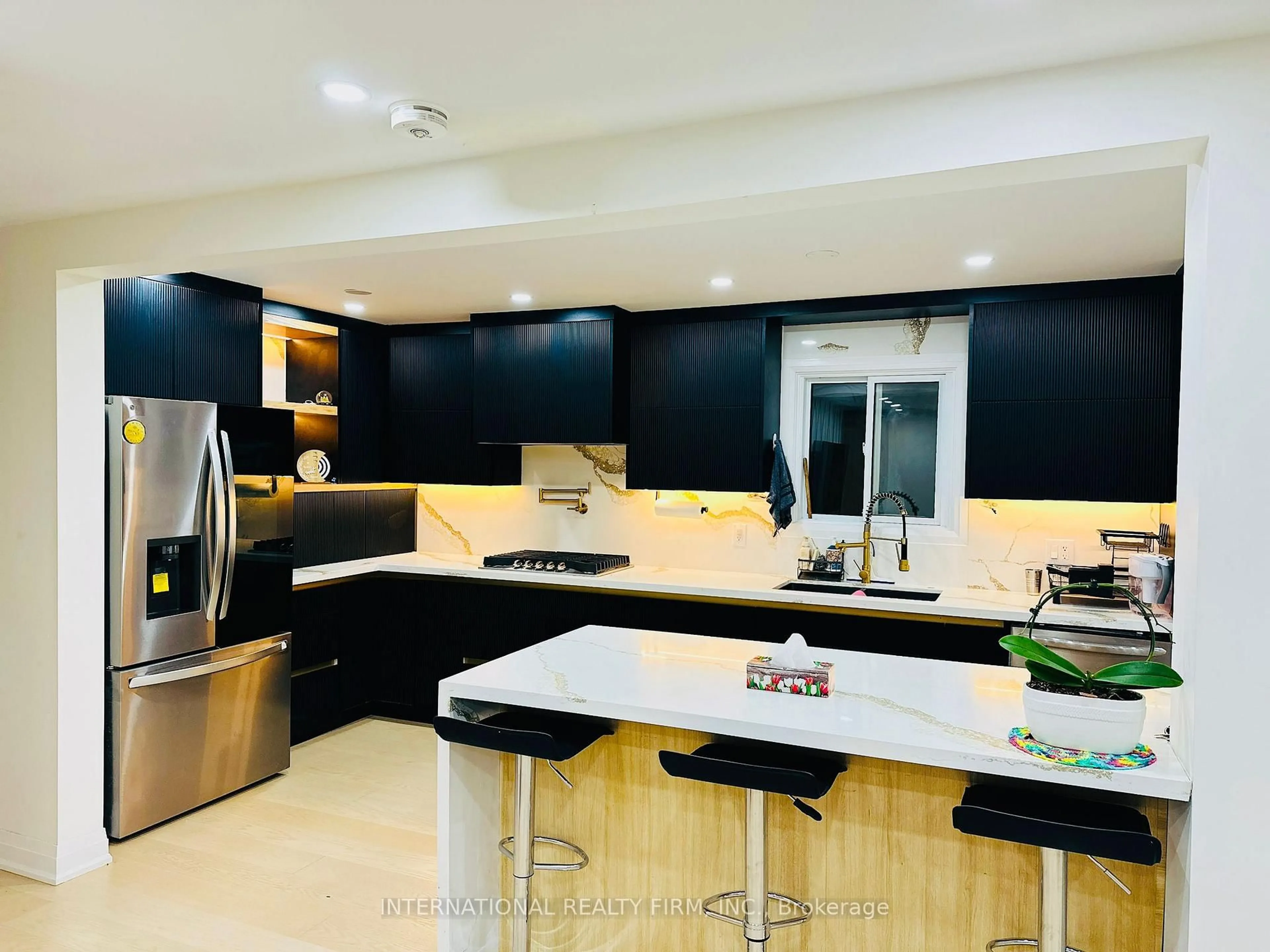 Contemporary kitchen, unknown for 4 Joshua Crt, Brampton Ontario L6S 3W4