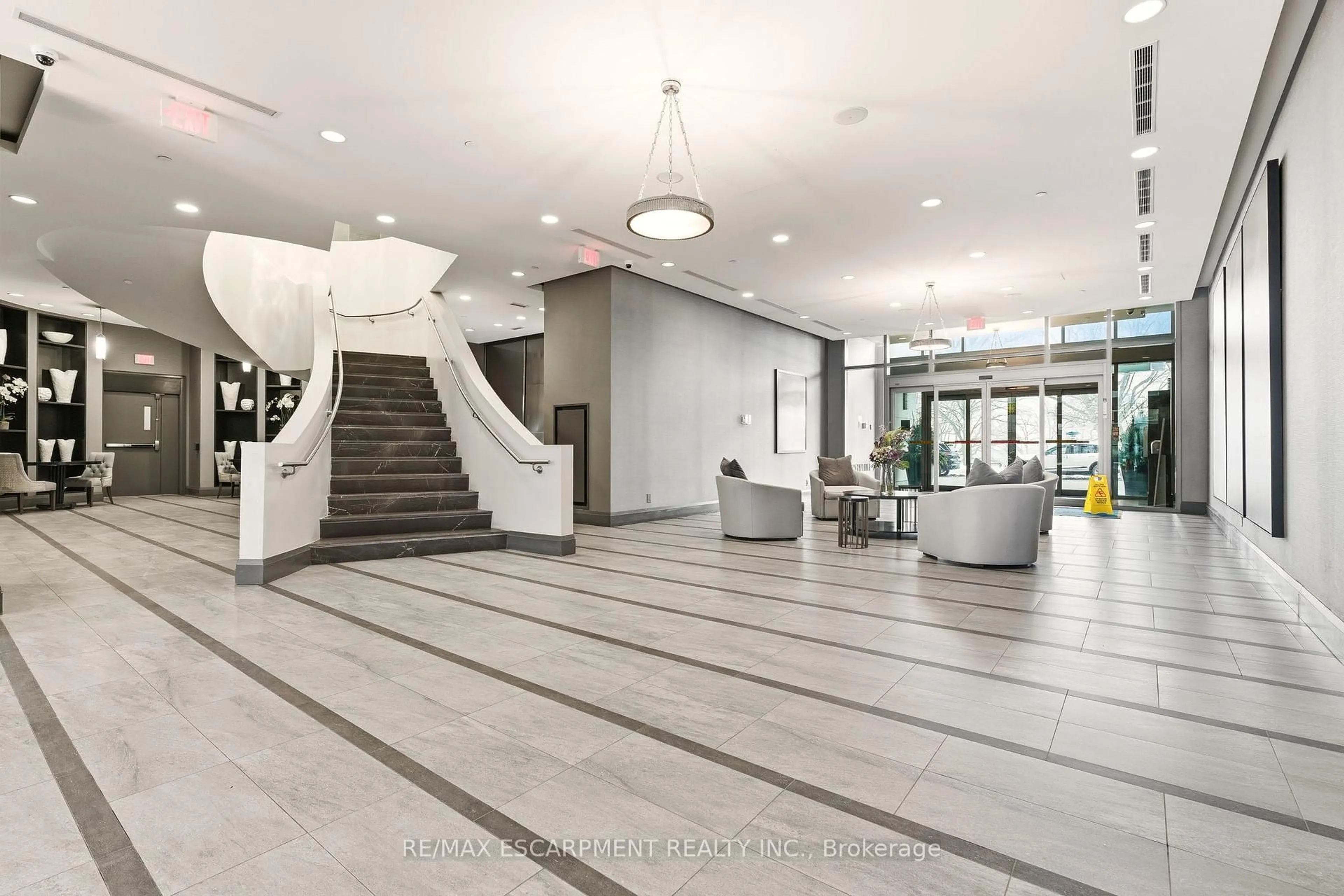 Indoor foyer for 11 BRONTE Rd #703, Oakville Ontario L6L 0E1