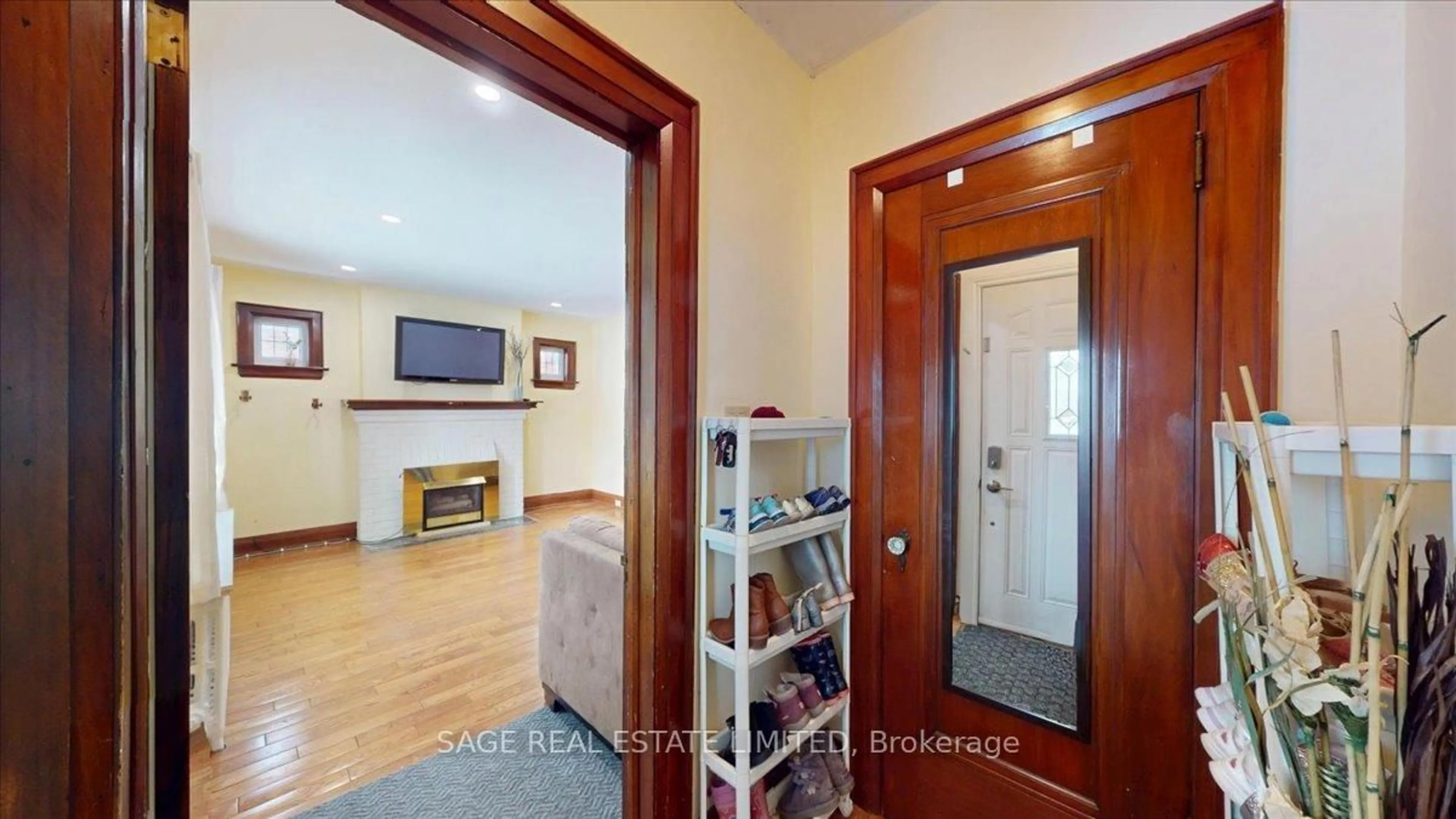 Indoor foyer for 40 William St, Toronto Ontario M9N 2G7