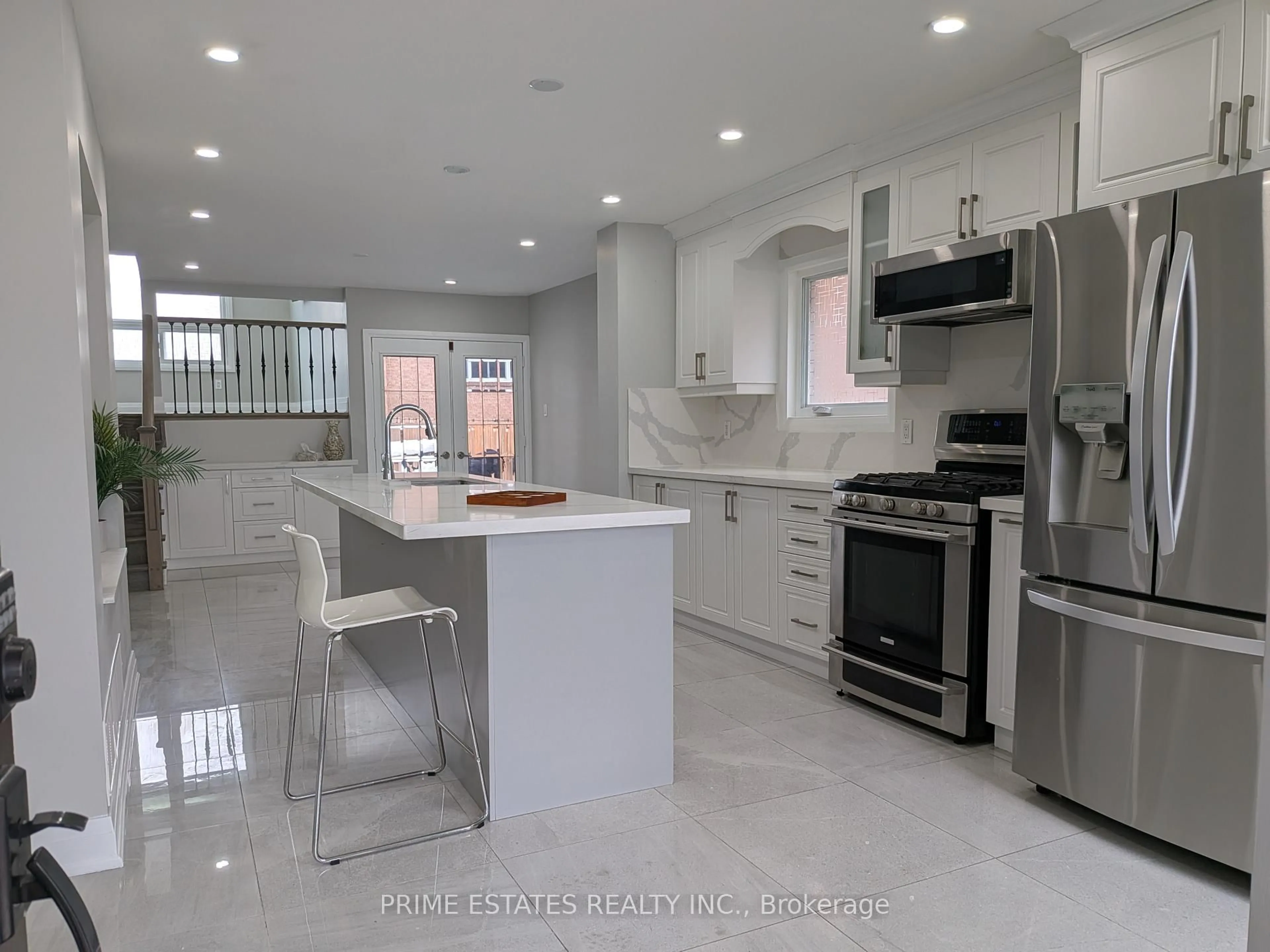 Open concept kitchen, ceramic/tile floor for 42 Gorsebrook Crt, Brampton Ontario L6X 2T2