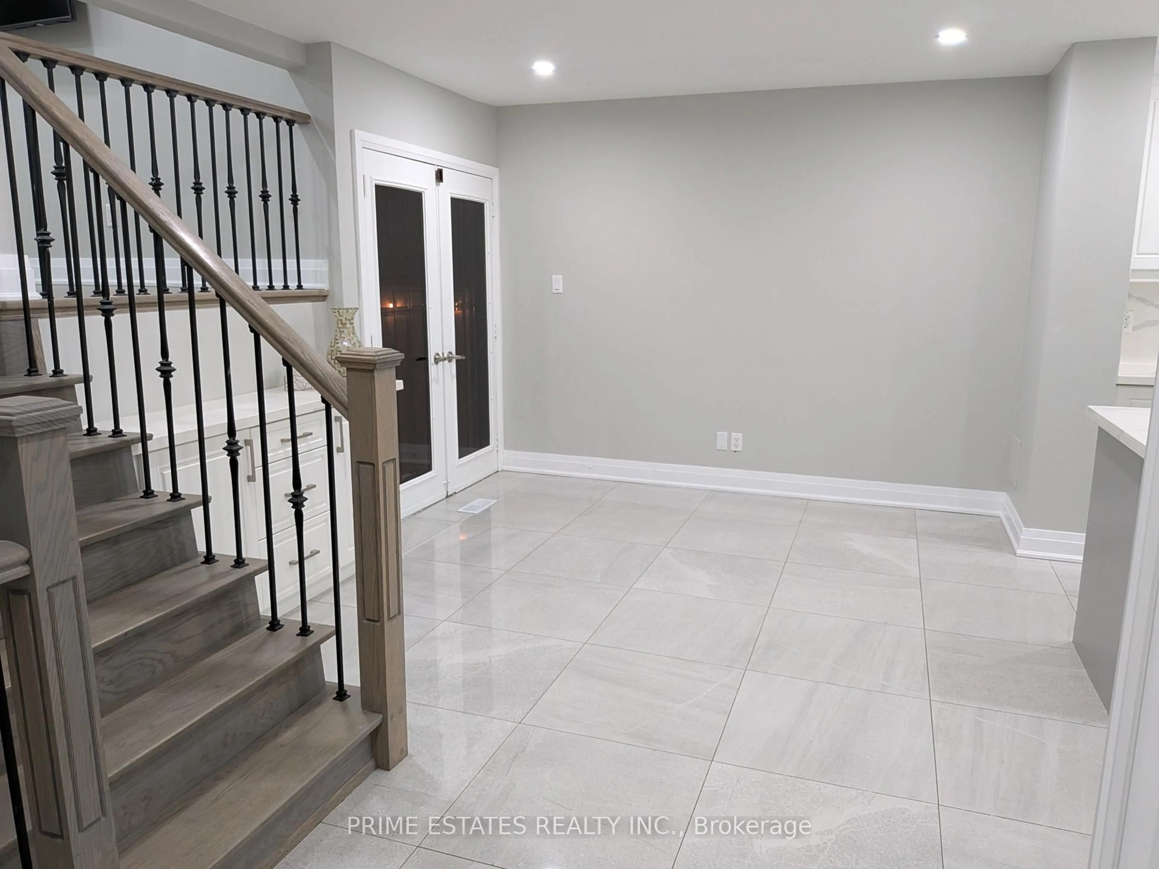Indoor foyer for 42 Gorsebrook Crt, Brampton Ontario L6X 2T2