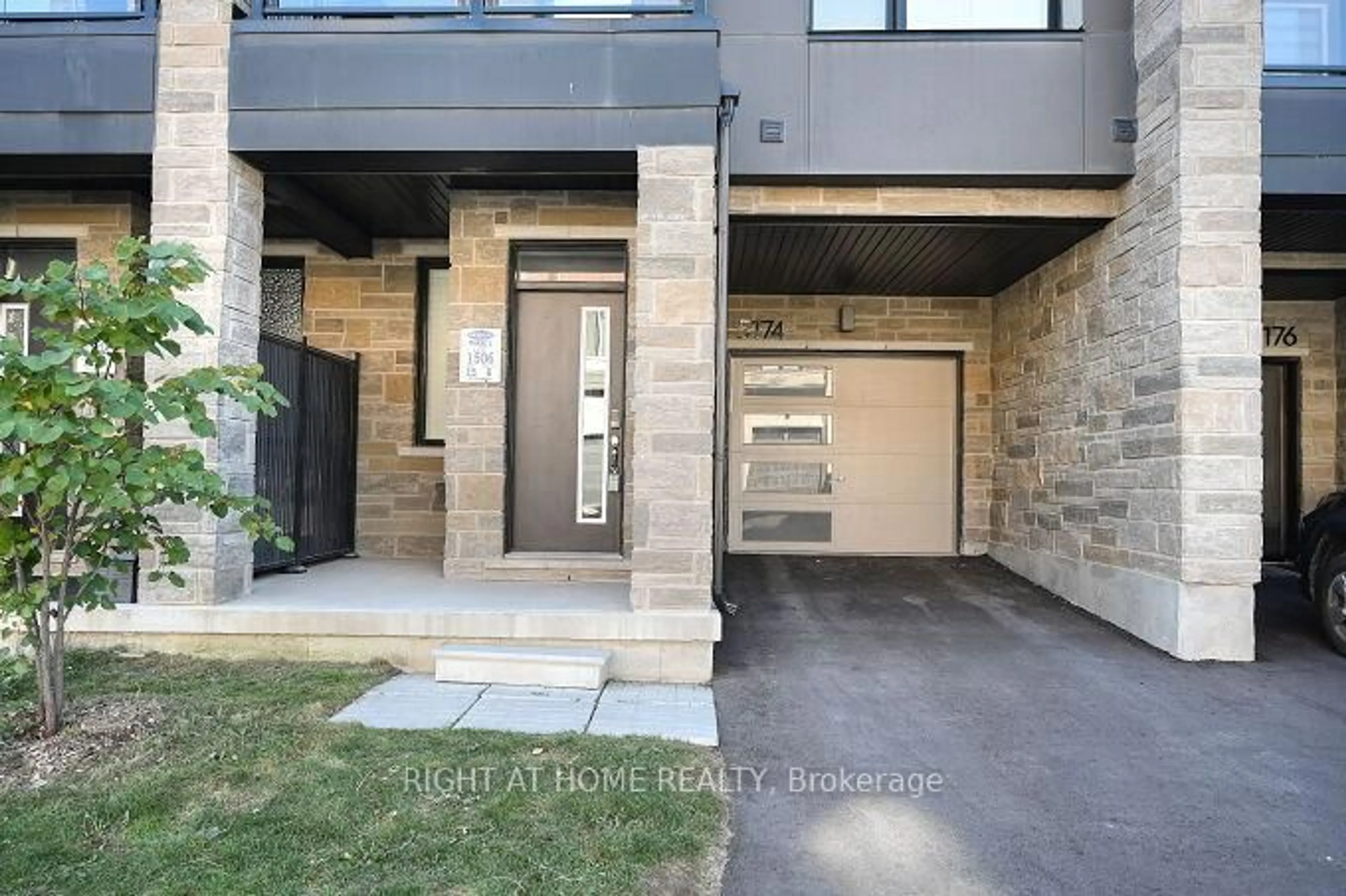 Indoor entryway for 5174 Zionkate Lane, Mississauga Ontario L5M 2S8