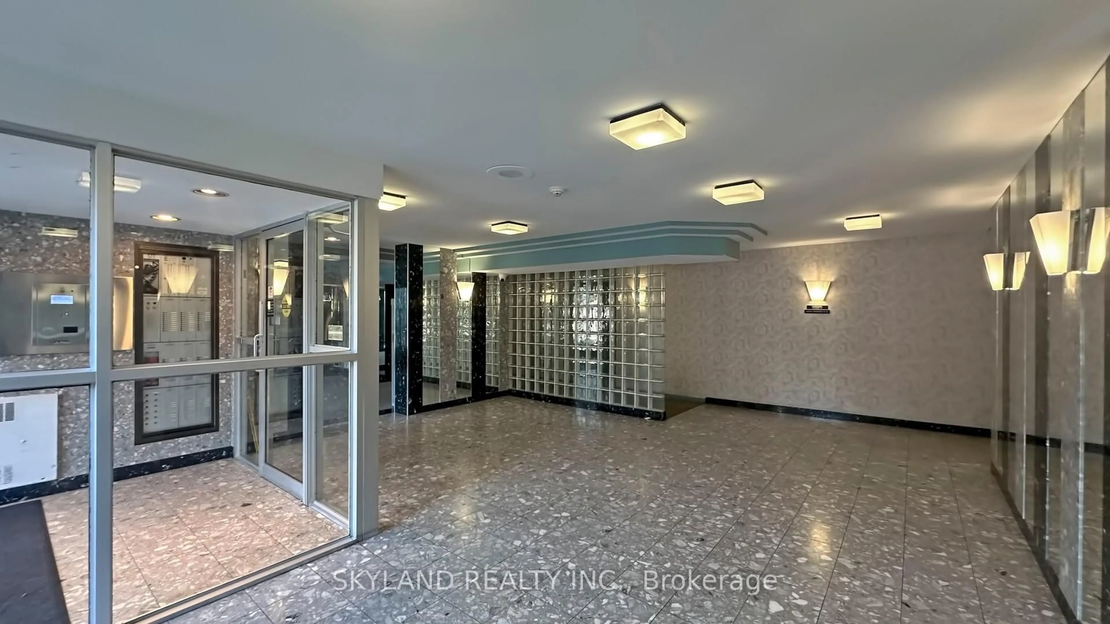 Indoor foyer for 3077 Weston Rd #1609, Toronto Ontario M9M 3A1