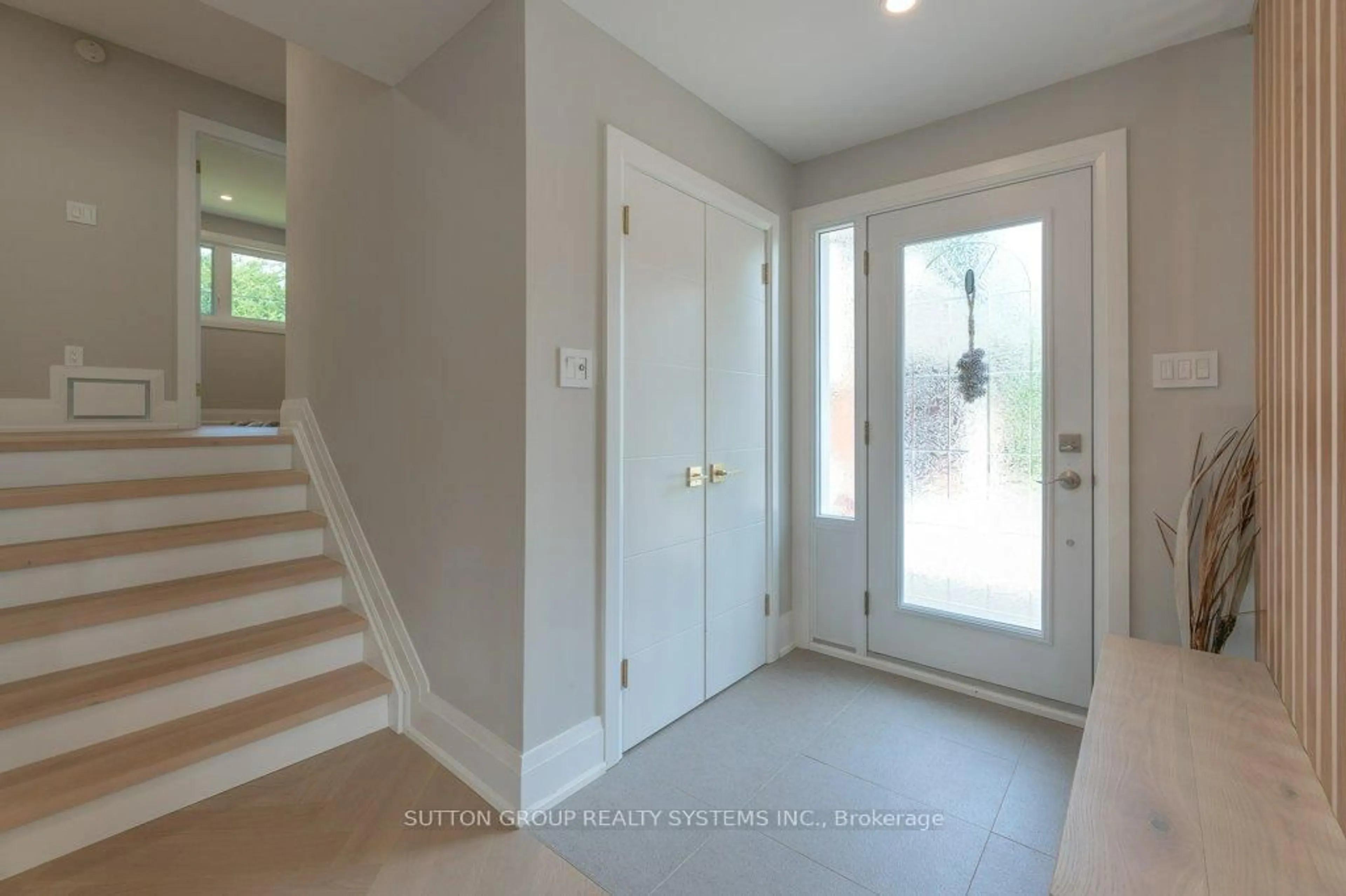 Indoor entryway for 1264 Landfair Cres, Oakville Ontario L6H 2N3