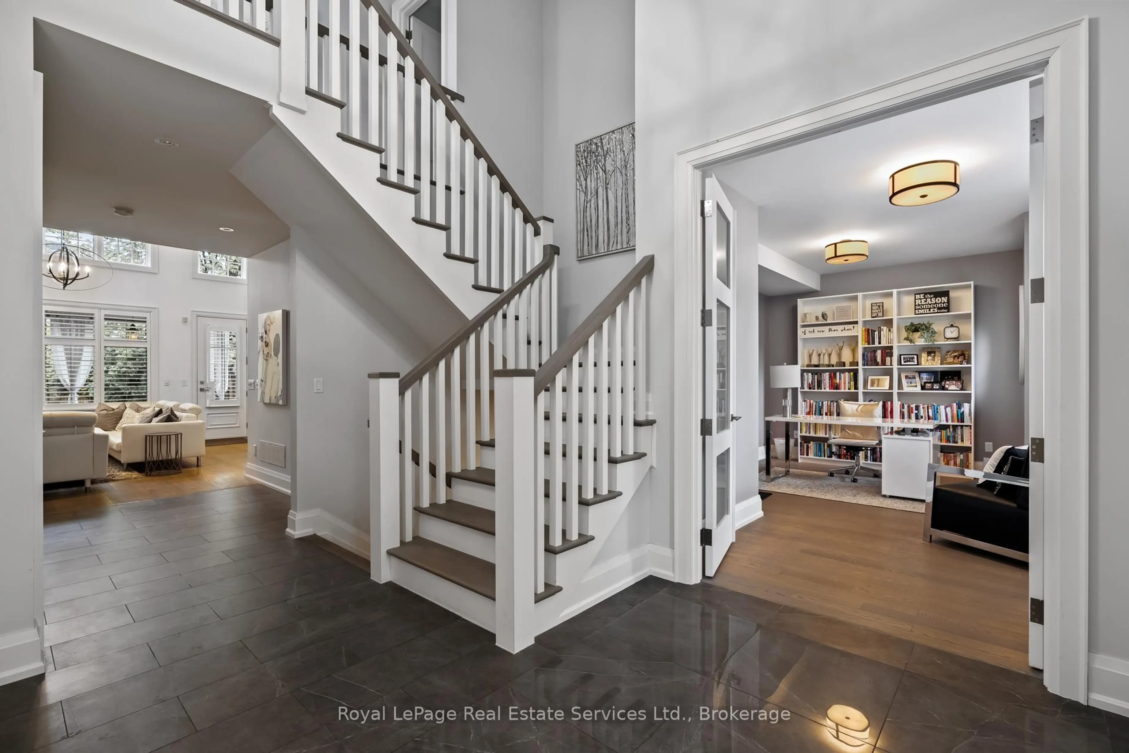 Indoor foyer for 231 Cherryhill Rd, Oakville Ontario L6L 3E3