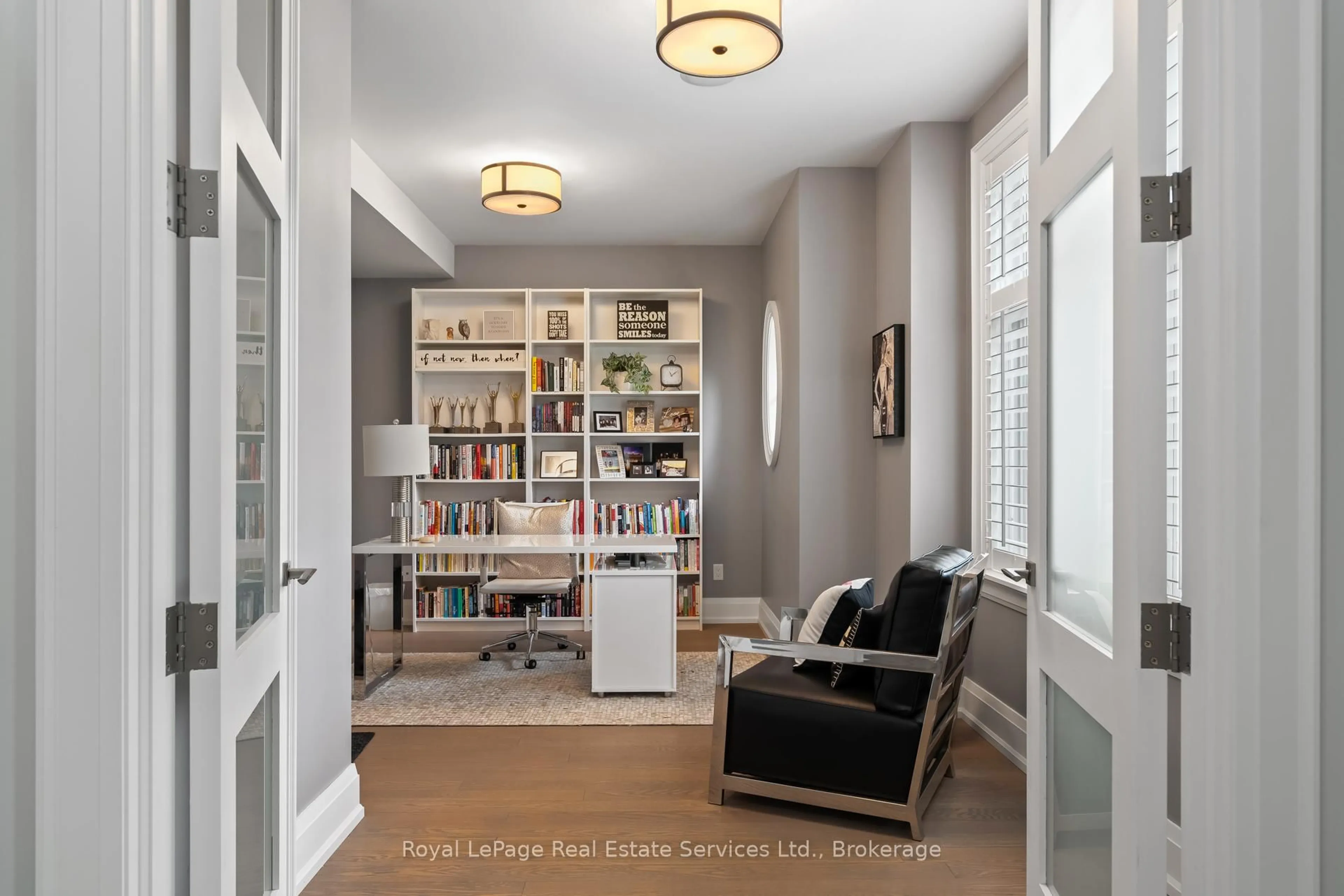 Indoor entryway for 231 Cherryhill Rd, Oakville Ontario L6L 3E3