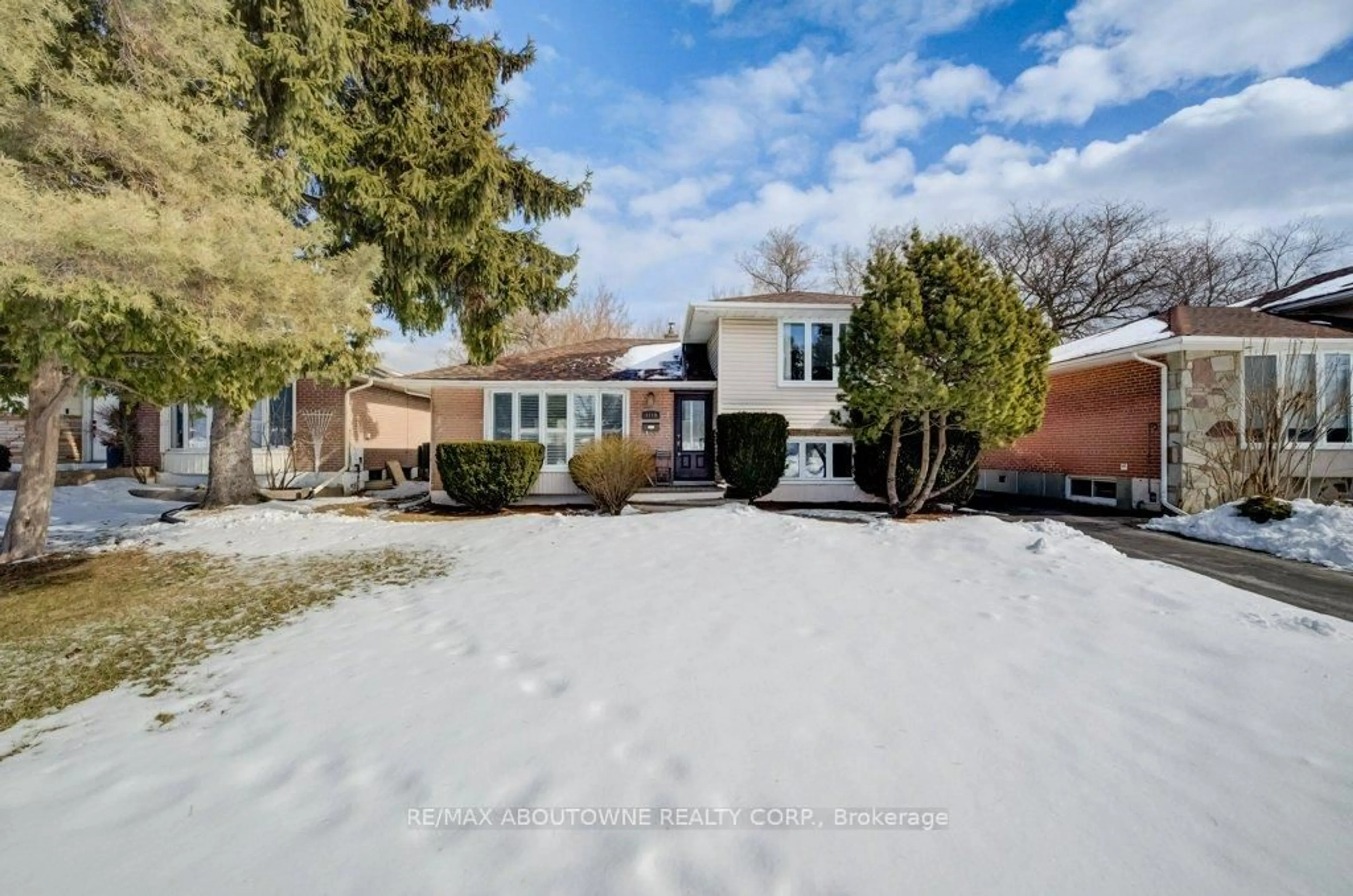 A pic from outside/outdoor area/front of a property/back of a property/a pic from drone, street for 1419 Sandgate Cres, Mississauga Ontario L5J 2E3
