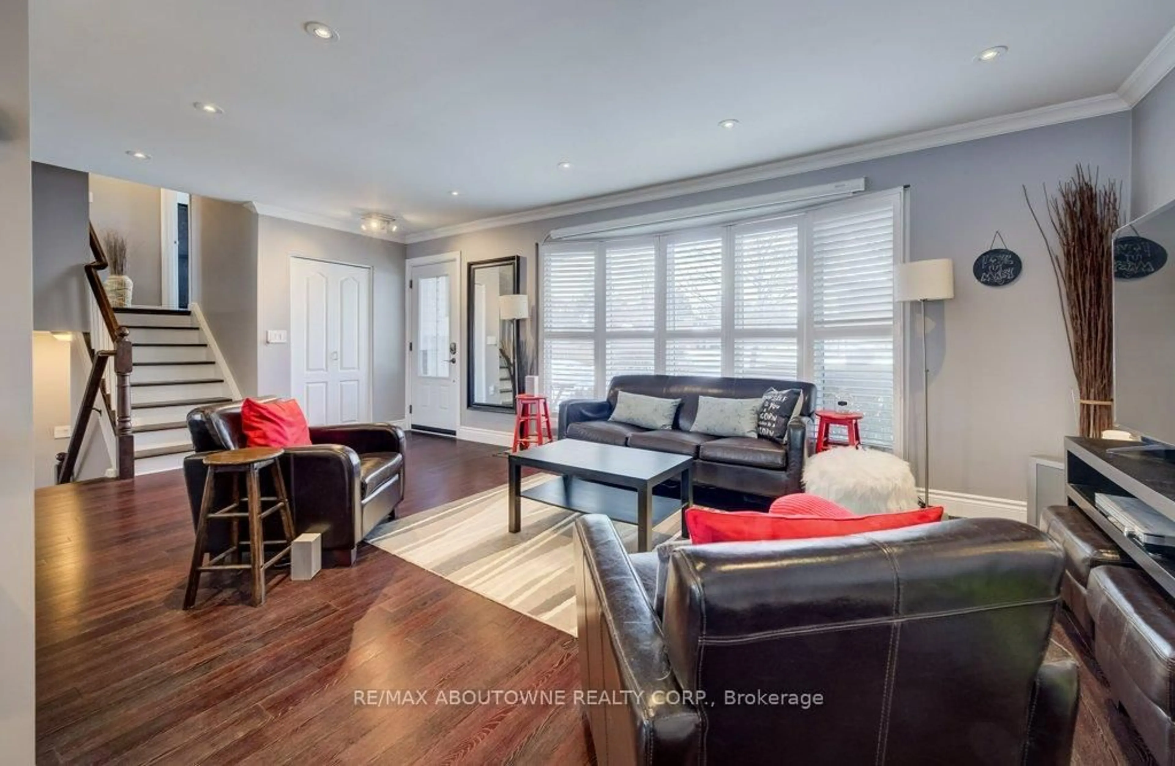 Living room with furniture, wood/laminate floor for 1419 Sandgate Cres, Mississauga Ontario L5J 2E3