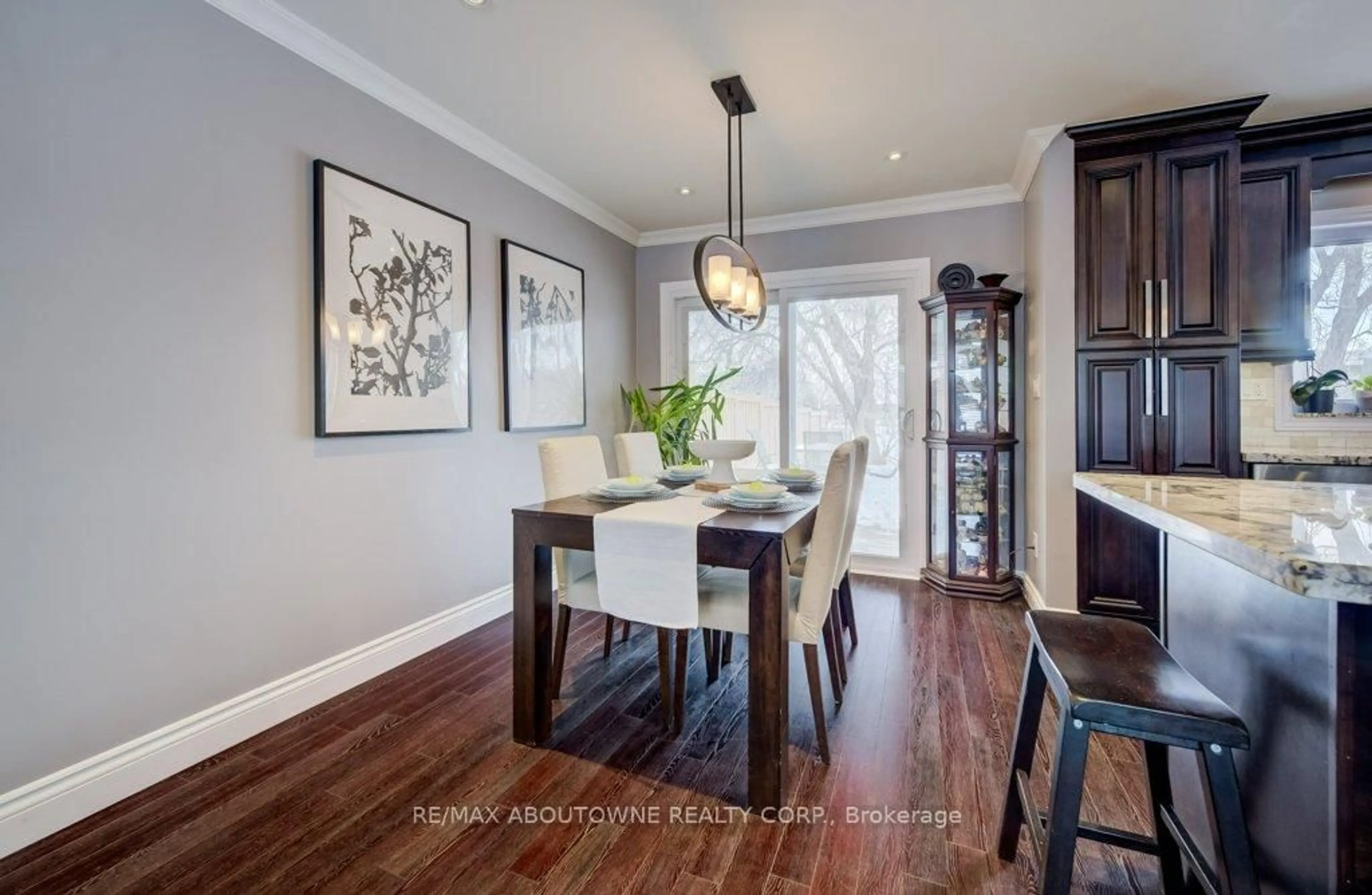 Dining room, wood/laminate floor for 1419 Sandgate Cres, Mississauga Ontario L5J 2E3