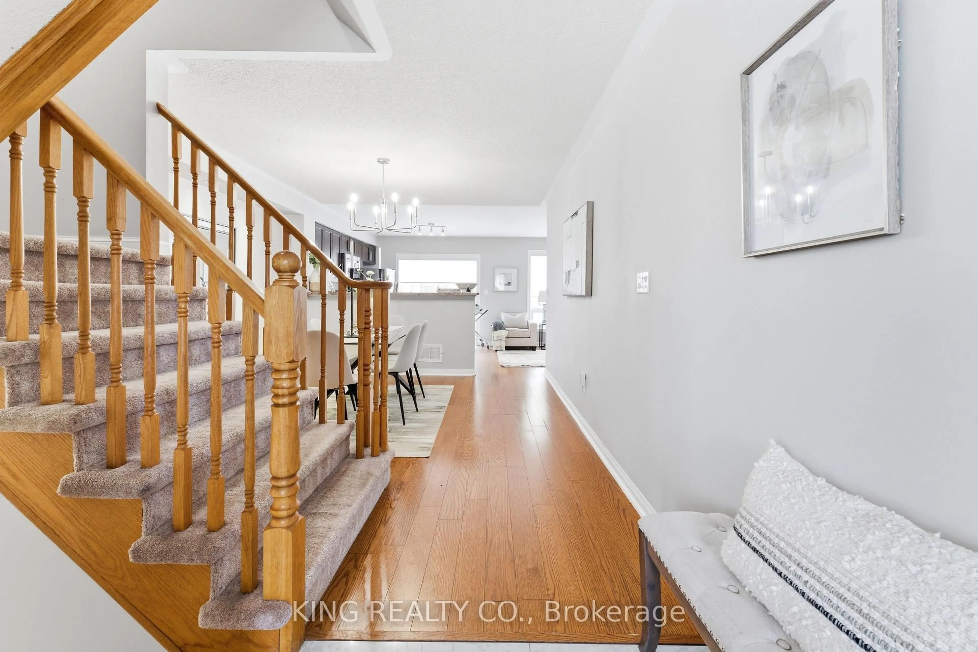 Indoor foyer for 415 Baverstock Cres, Milton Ontario L9T 5K7