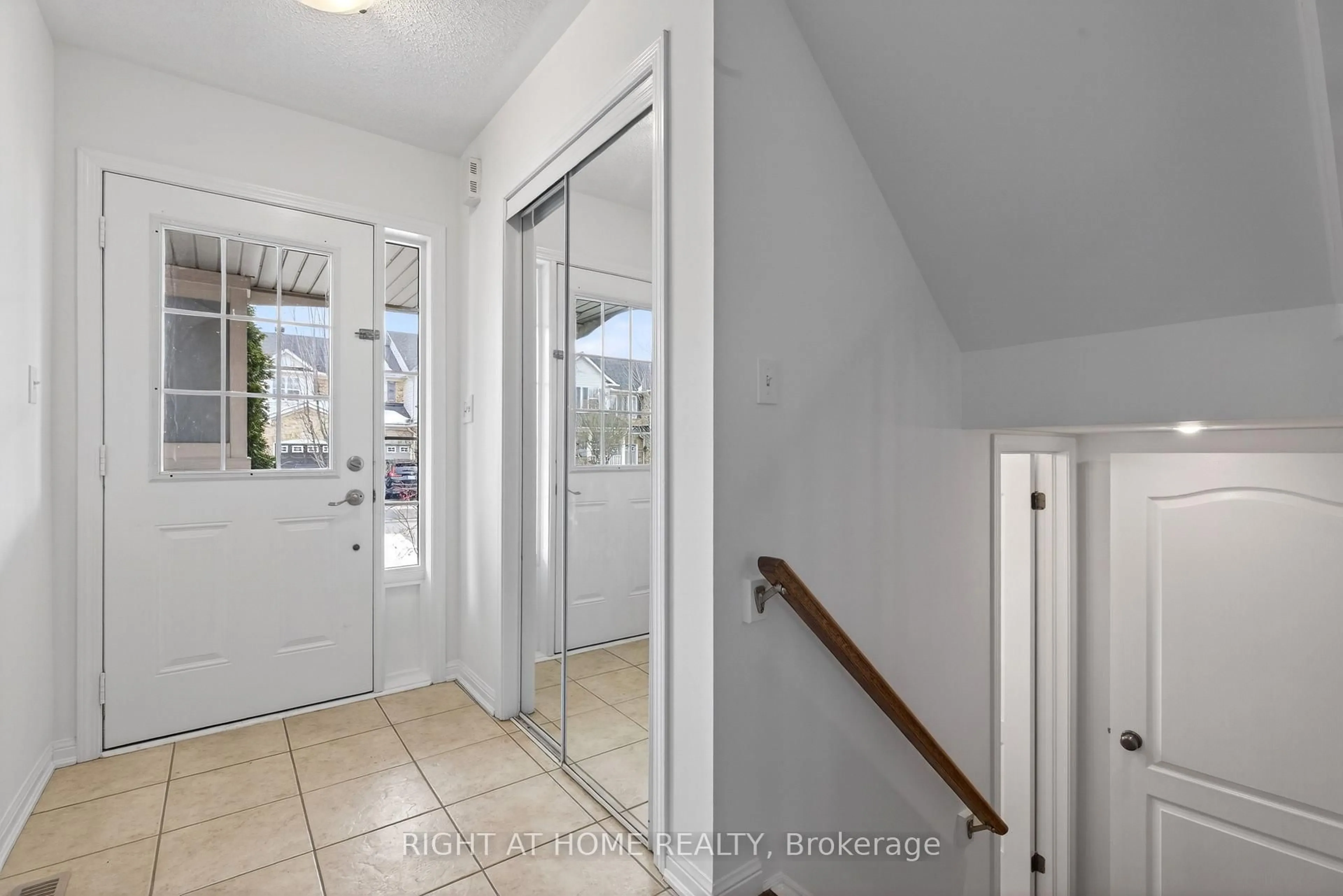 Indoor entryway for 4063 Donnic Dr, Burlington Ontario L7M 0A5