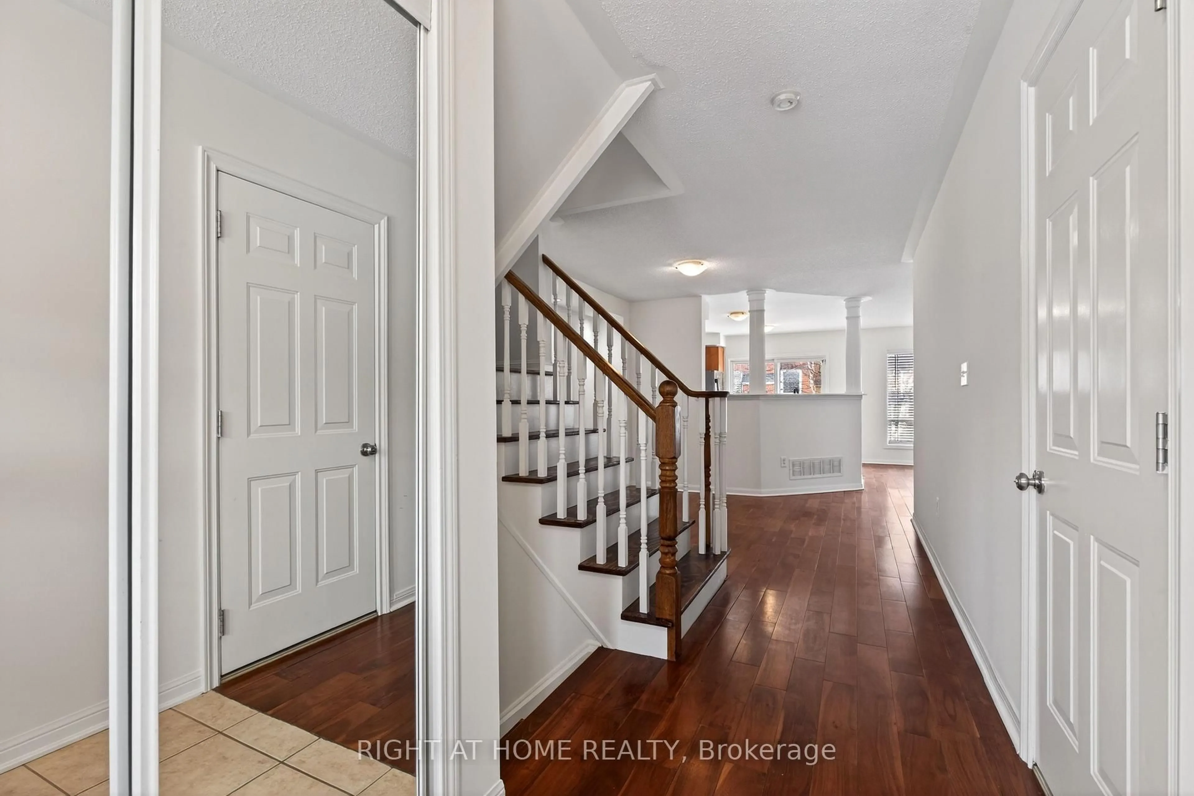 Indoor entryway for 4063 Donnic Dr, Burlington Ontario L7M 0A5