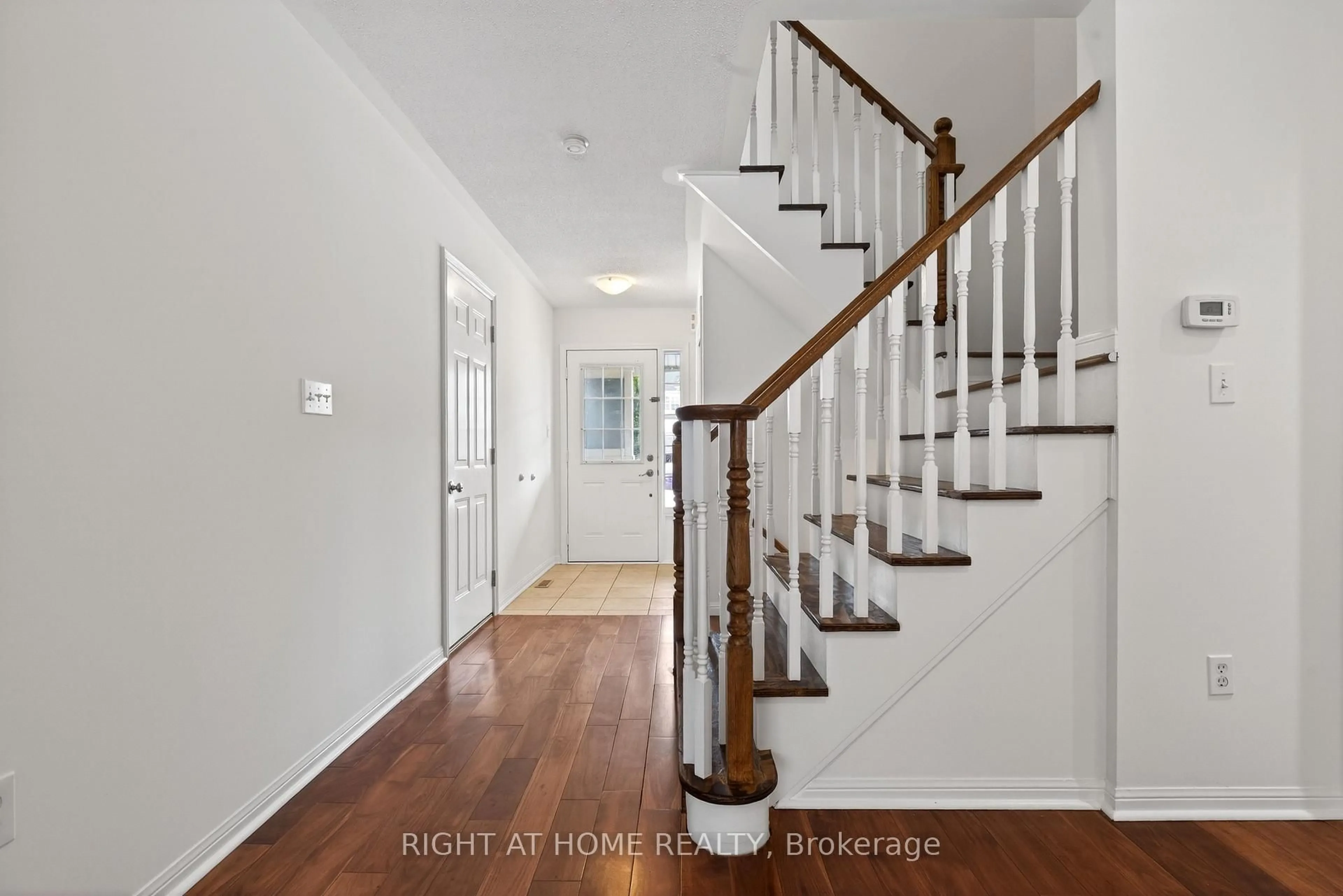 Indoor entryway for 4063 Donnic Dr, Burlington Ontario L7M 0A5