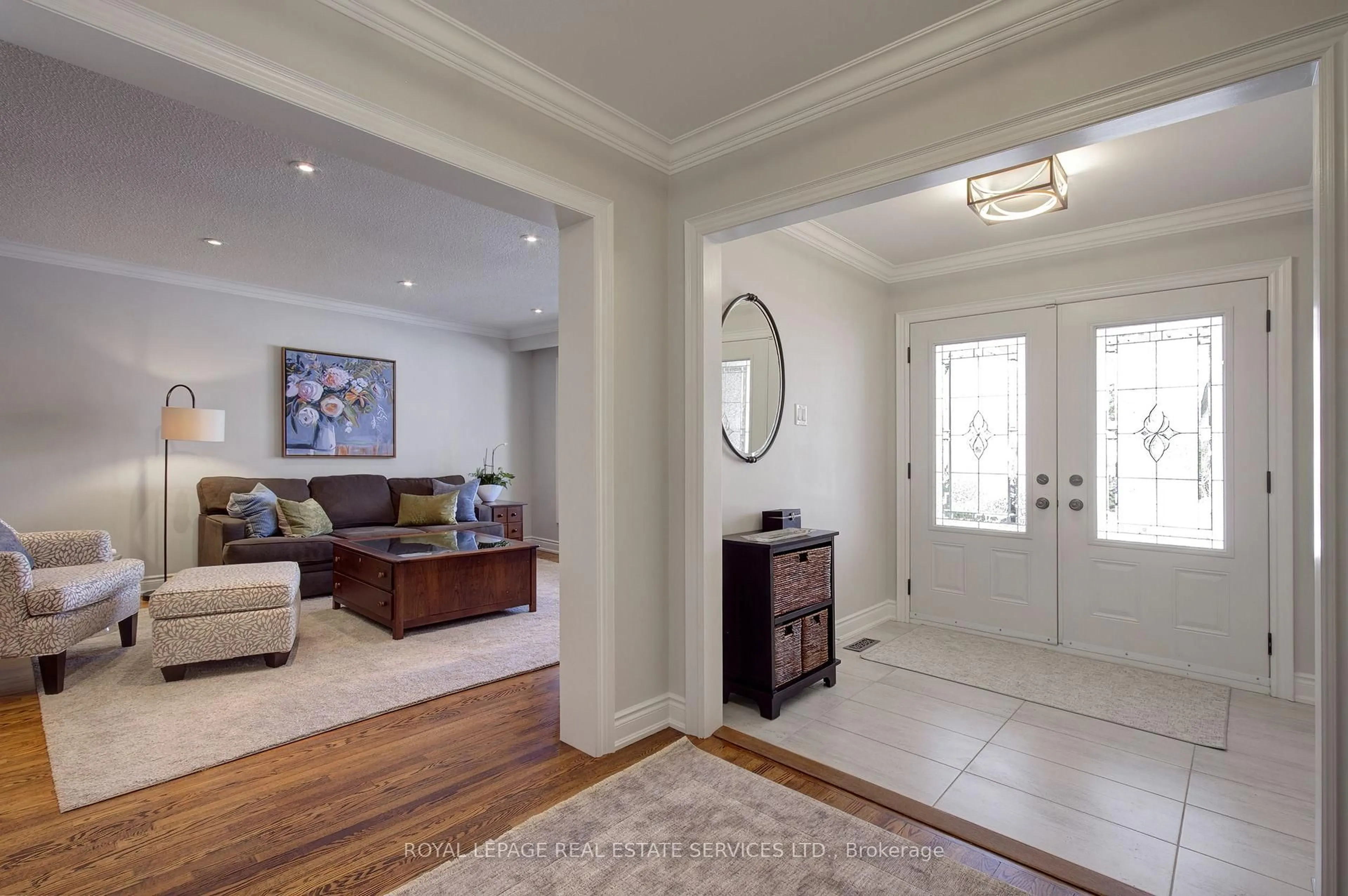 Indoor entryway for 884 Silver Birch Tr, Mississauga Ontario L5J 4C1